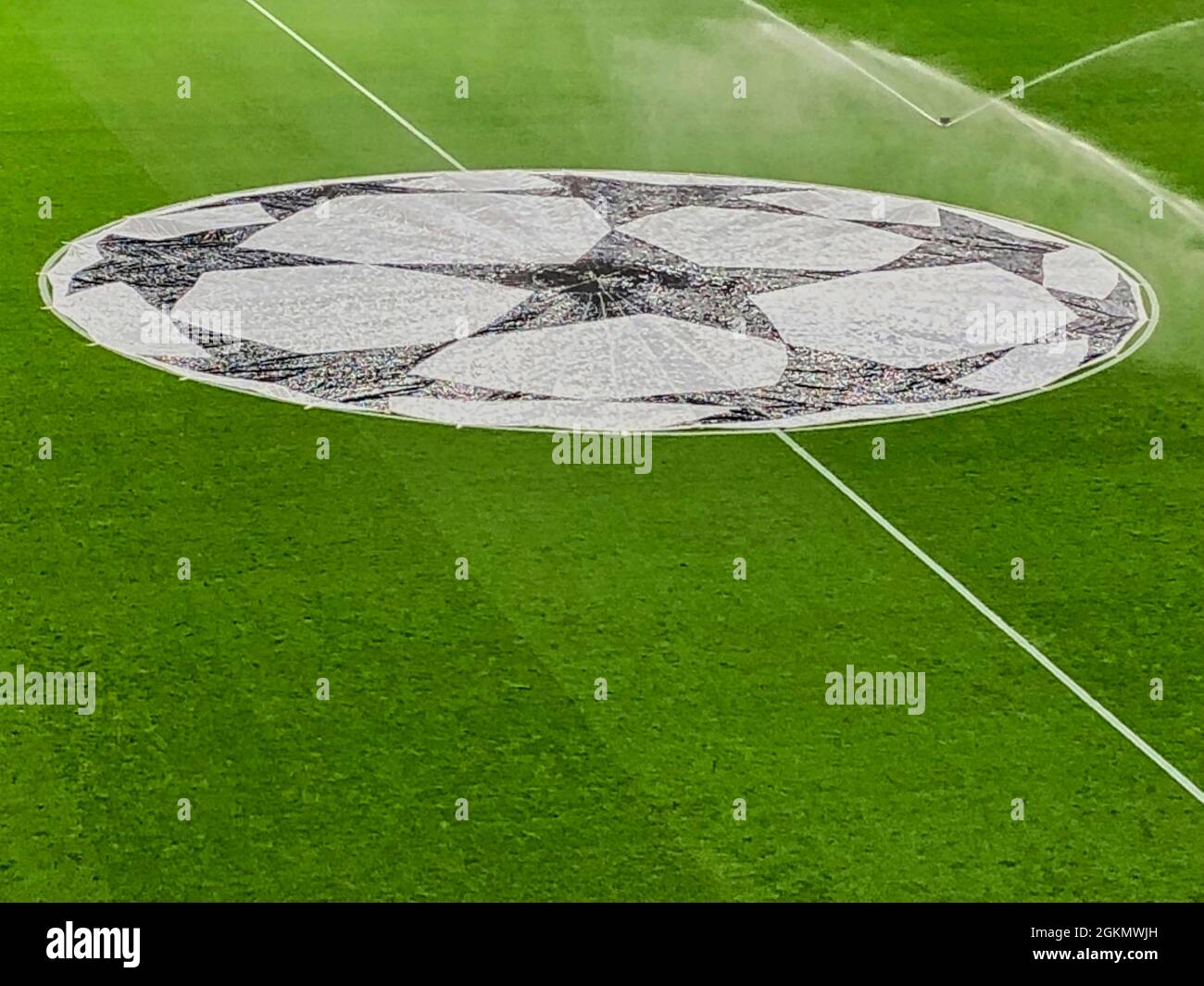 Fulham, Großbritannien. September 2021. Stanford Bridge, London, 14. September 2021 die Sprinkler benetzen das Spielfeld und das UEFA-Logo auf dem Spielfeld im Chelsea Football Club anlässlich ihres ersten Spiels zur Verteidigung ihres Champions-League-Sieges Anfang des Jahres. Kredit: Motofoto/Alamy Live Nachrichten Stockfoto