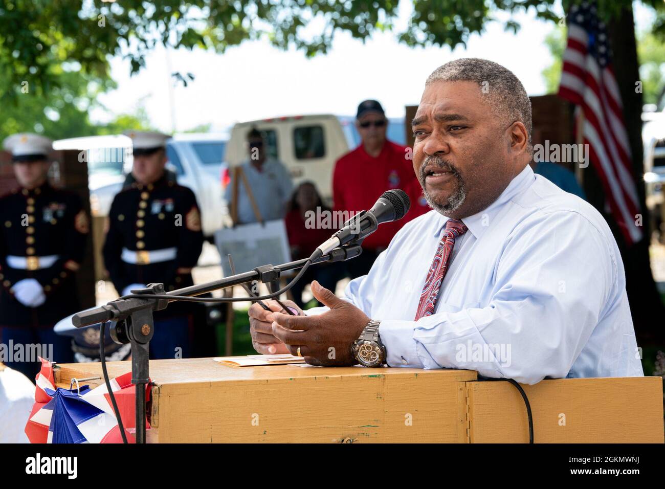 Alex Johnson, Bürgermeister von Albany, adressieren am 31. Mai 2021 die Teilnehmer des Memorial Day im Timber Linn Memorial Park in Albany. Stockfoto