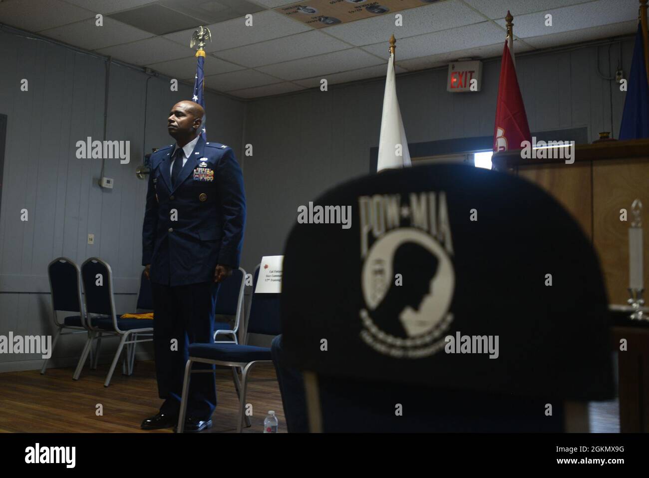 Der Oberst der US-Luftwaffe, James Finlayson, Vizekommandant des 17. Trainingsflügels, ist während des Singens der Armed Forces Medley bei der Gedenkfeierlichkeit an der Veterans of Foreign Wars Post 1815 in San Angelo, Texas, am 31. Mai 2021, aufmerksam. Finlayson war Gastredner für die Zeremonie und sprach über die Bedeutung der Ehrung derjenigen, die im Dienste des Landes gestorben sind. Stockfoto