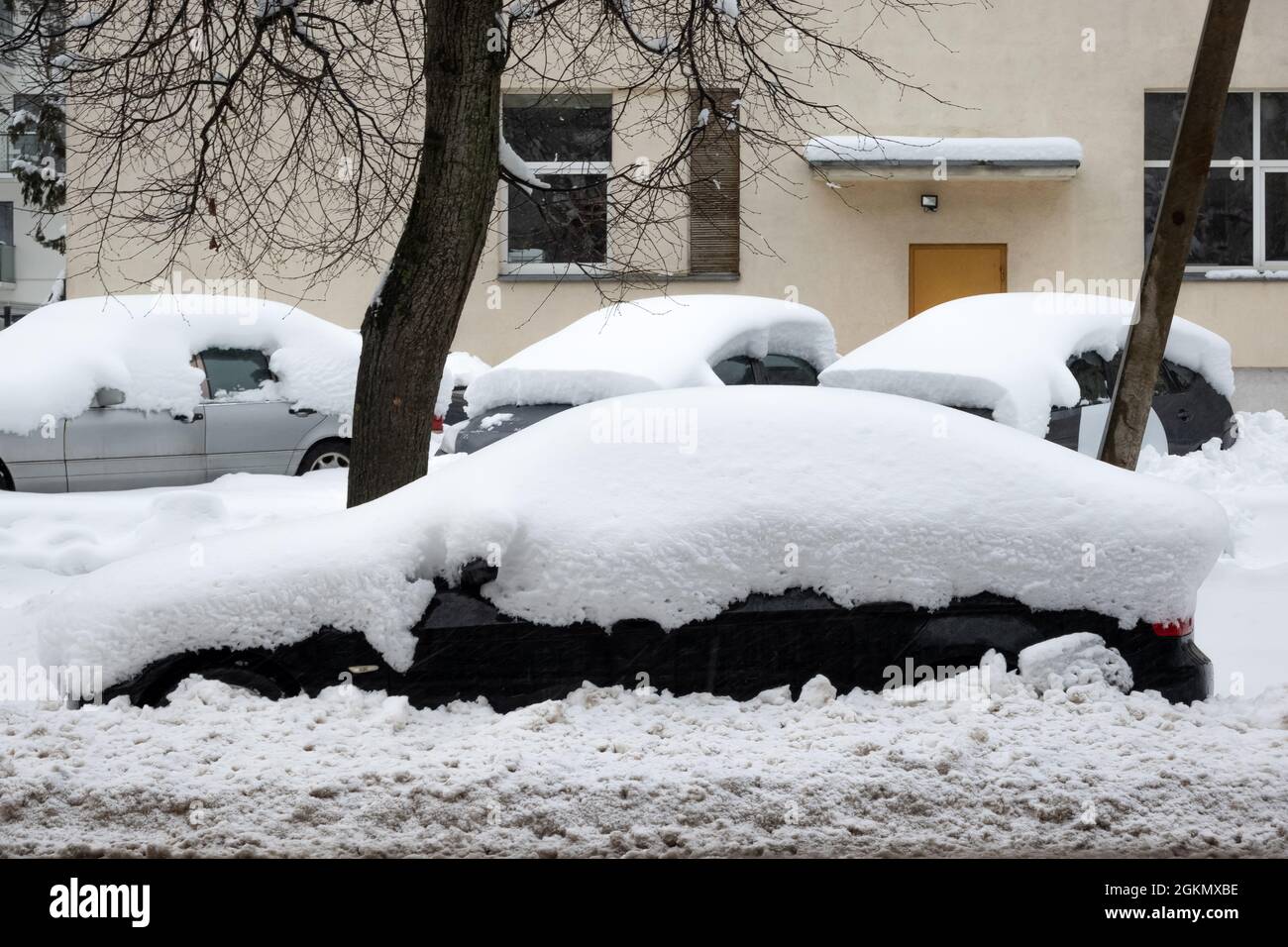 Auto unter dicken Schneedecke nach Sturm isoliert auf weißem Hintergrund  Stockfotografie - Alamy