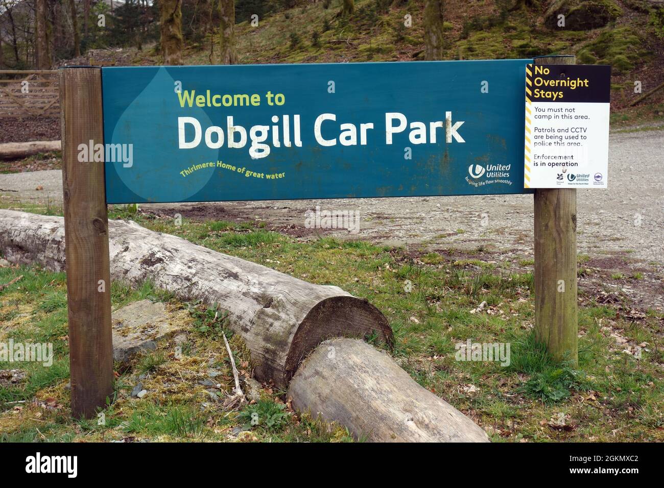 Hölzernes Begrüßungsschild für den United Utilities Car Park in Dobgill in Thirlmere, Lake District National Park, Cumbria, England, Großbritannien. Stockfoto