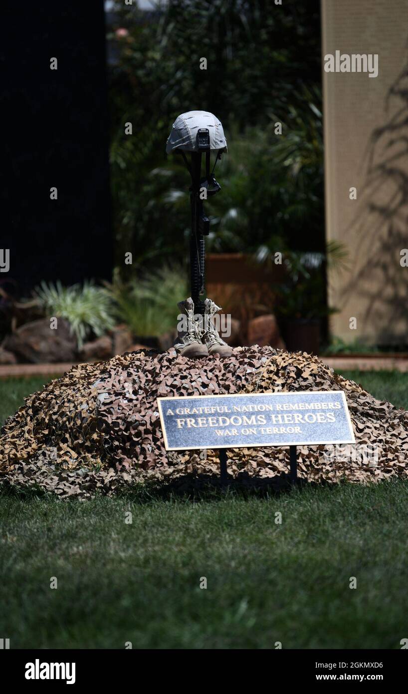 Eine Gedenkstätte für Dienstmitglieder, die im Dienst starben, steht im Yuba City Calvary Christian Center, Kalifornien, 31. Mai 2021. Genau wie dieses Denkmal dient Memorial Day der Ehre derer, die ihr Leben im Dienste ihres Landes geopfert haben. Stockfoto