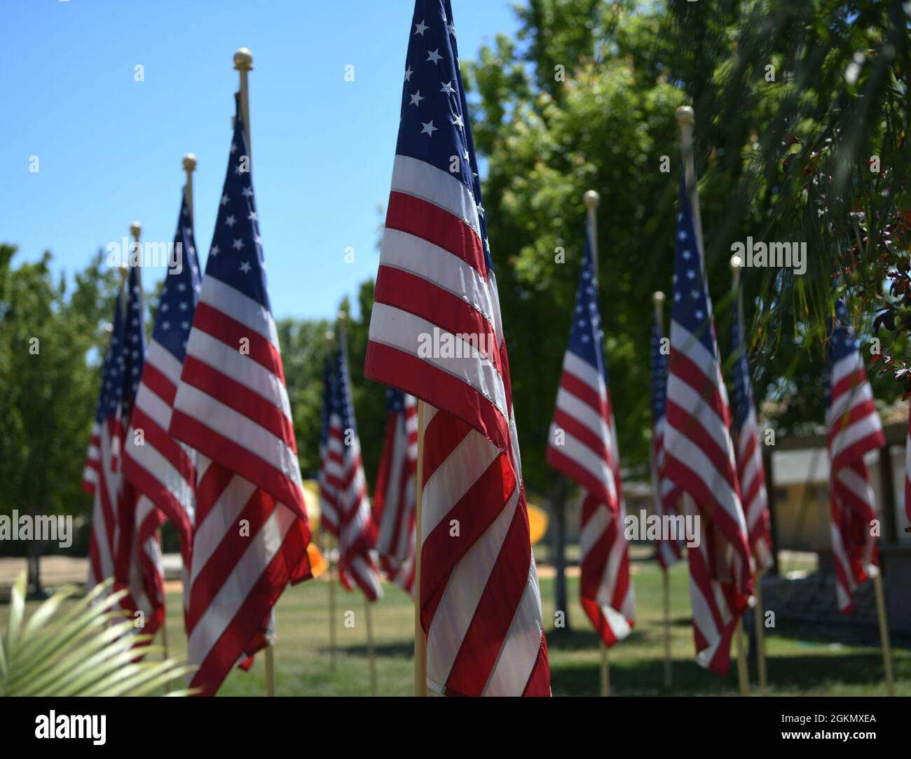 50 US-Flaggen umgeben das Denkmal im Yuba City Calvary Christian Center, Kalifornien, 31. Mai 2021. Die 50 verschiedenen Flaggen repräsentieren die 50 Staaten mit einem Staat, der auf jedem Pol der Flagge steht. Stockfoto