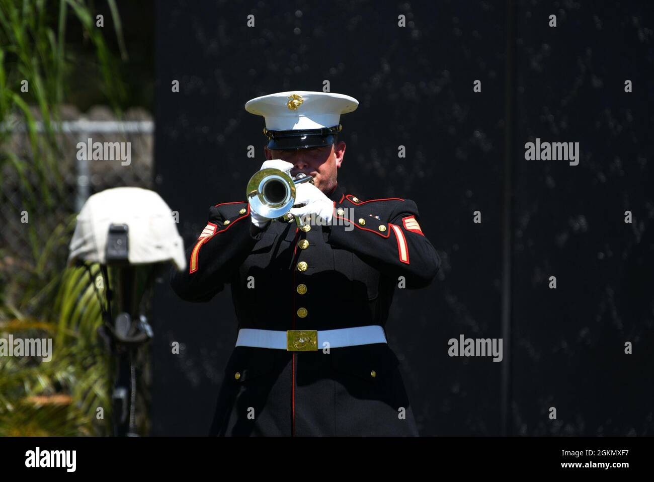 U.S. Marine Corps Sgt. Cameron Sweeney spielt Taps im Yuba City Calvary Christian Center, Kalifornien, 31. Mai 2021. Taps werden gespielt, um an verstorbenen Dienstmitgliedern zu erinnern. Stockfoto