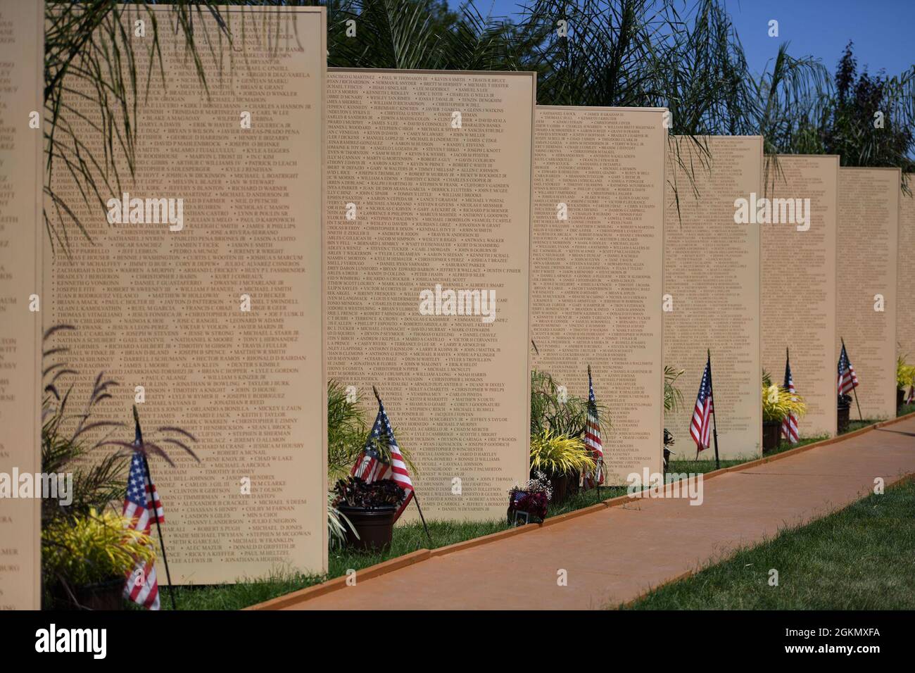 Steinmauern mit Namen der Gefallenen umgeben das Denkmal im Yuba City Calvary Christian Center, Kalifornien, 31. Mai 2021. Tausende von Namen sind an diesen Wänden in der Reihenfolge geschrieben, wann sie während ihres Dienstes vorbeigingen. Stockfoto