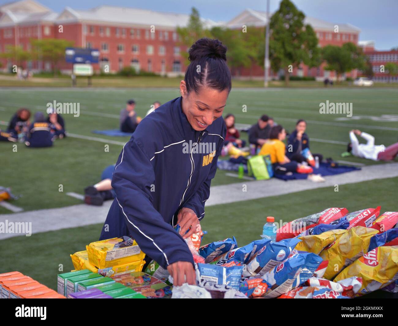 210531-N-N0490-3022 GREAT LAKES, Ill. (31. Mai 2021) Segler des Training Support Center Great Lakes (TSC GL) genießen Snacks und Getränke, die von den United Service-Organisationen bereitgestellt werden Stockfoto