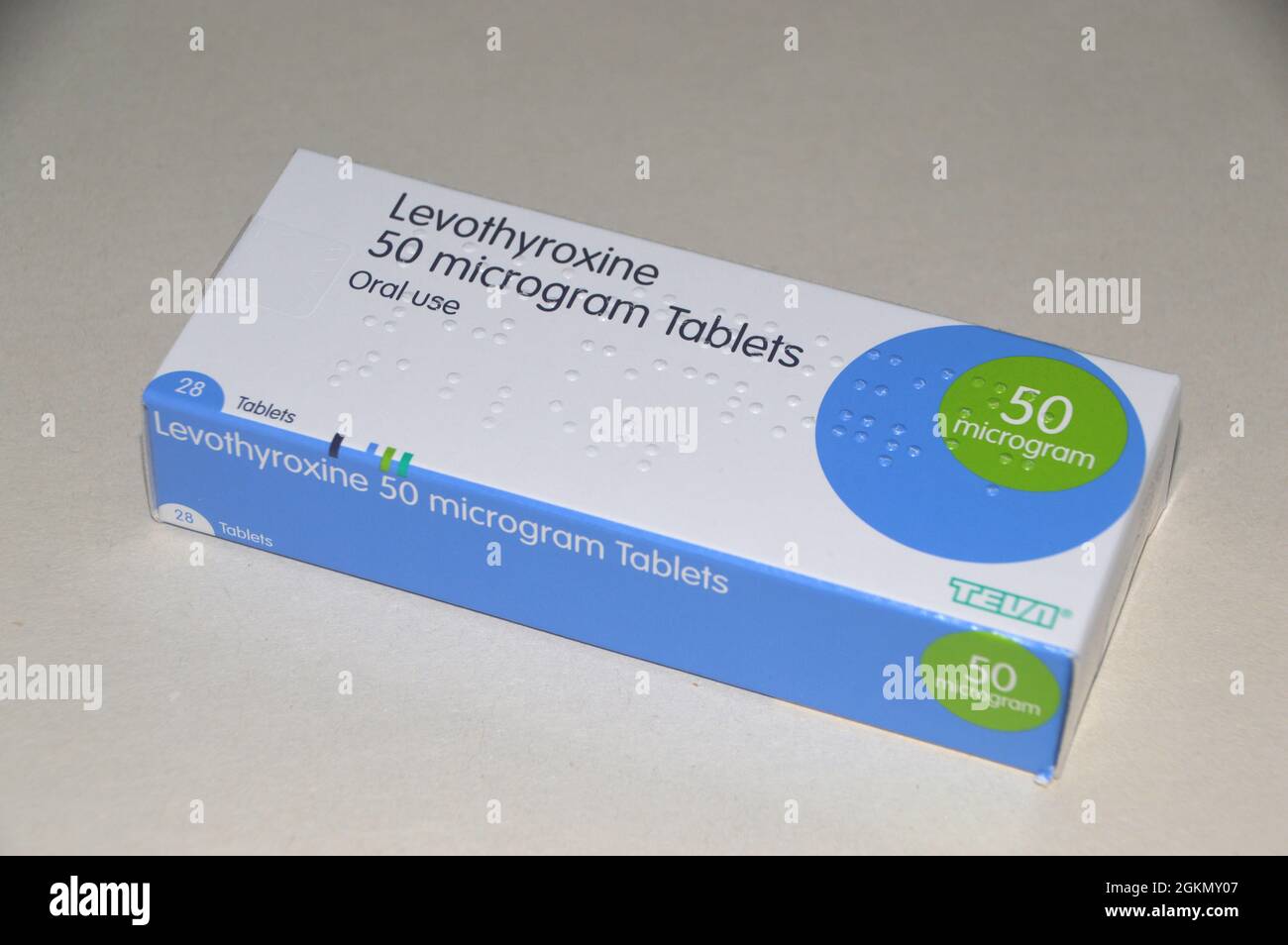 Eine Schachtel mit 28 50 mg Levothyroxin (L-Thyroxin) Tabletten von Teva,  die zur Behandlung der unteraktiven Schilddrüse (Hypothyreose) verschrieben  werden England, Großbritannien Stockfotografie - Alamy