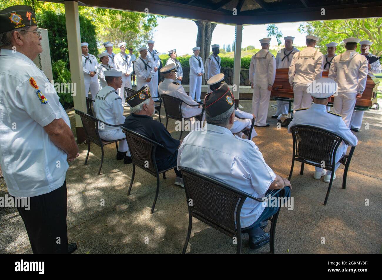 Matrosen, die der Navy Region Hawaii und der Defense POW/MIA Accounting Agency (DPAA) zugewiesen sind, führen am 1. Juni 2021 eine Beerdigung für den US-Navy Bandmaster James B. Booe, 42, aus Veedersburg, Indiana, auf dem National Memorial Cemetery of the Pacific, Honolulu, Hawaii, durch. Booe wurde der USS Oklahoma zugewiesen, die durch das Feuer japanischer Flugzeuge und mehrere Torpedo-Schläge das Schiff zum Kentern brachte und am 7. Dezember 1941 auf Ford Island, Pearl Harbor, zum Tod von mehr als 400 Besatzungsmitgliedern führte. Booe wurde kürzlich durch DNA-Analyse durch das forensische DPAA-Labor identifiziert und zur Ruhe gebracht Stockfoto