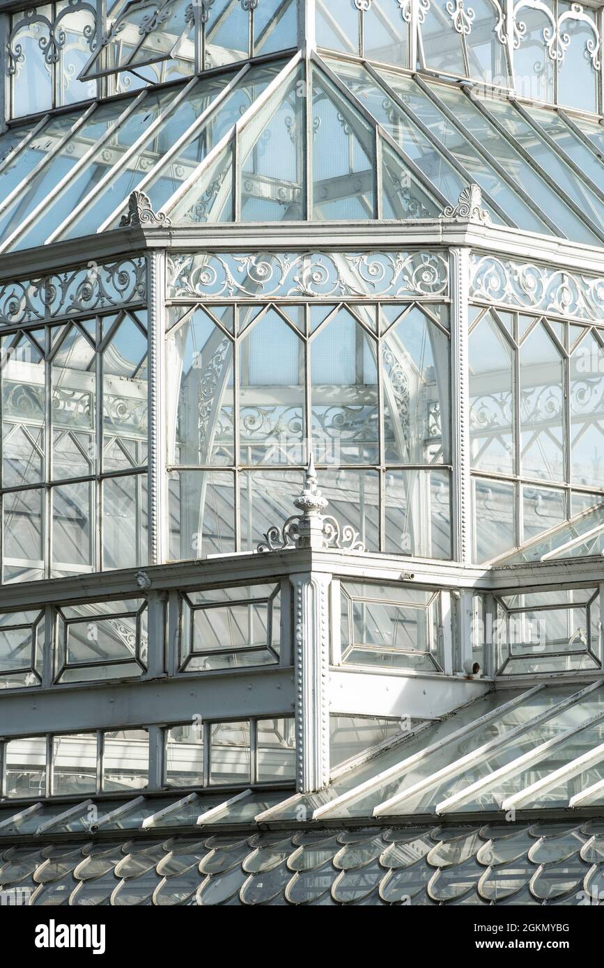 Detail eines verzierten viktorianischen gusseisernen Wintergarten / Gewächshaus weiß lackiert. Stockfoto