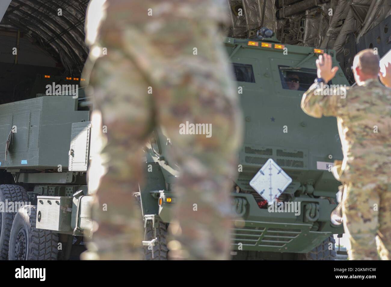 BEZMER AIR BASE, Bulgarien – Ein High Mobility Artillery Rocket System der US-Armee M142, das dem 1. Bataillon, dem 77 Field Artillery Regiment, der 41. Field Artillery Brigade, zugewiesen wurde, kehrt mit Hilfe der Tennessee Air National Guard nach der HIMARS Rapid Infiltration in ein C-17 Globemaster III Transportflugzeug zurück. Eine Live-Feuerübung zur Unterstützung von Sabre Guardian auf dem Luftwaffenstützpunkt Bezmer, 1. Juni 2021. Sabre Guardian 21 ist eine verknüpfte Übung von DEFENDER-Europe 21. DEFENDER-Europe 21 ist eine groß angelegte Übung der US-Armee, die darauf ausgelegt ist, Bereitschaft und Interoperabilität zwischen den USA, den NATO-Verbündeten A, aufzubauen Stockfoto