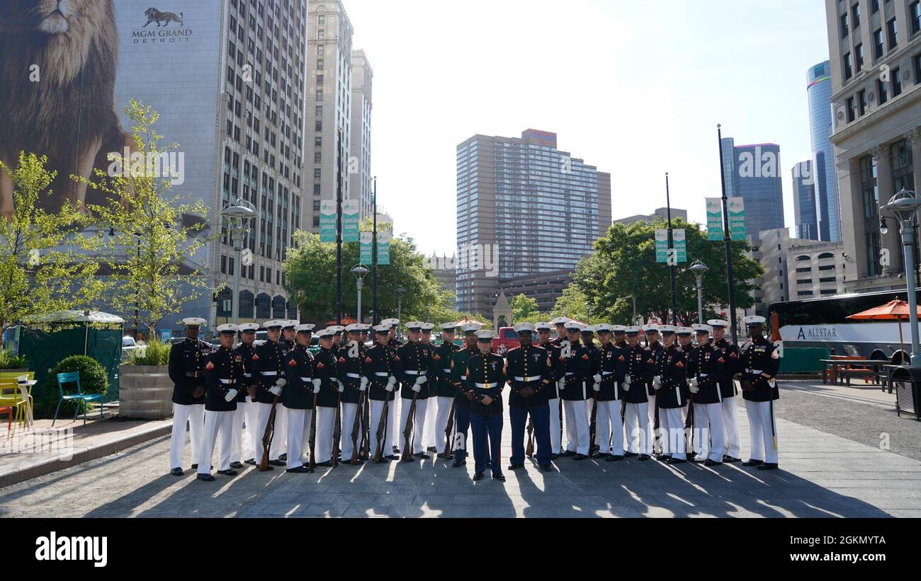 Der Silent Drill Platoon des US Marine Corps fand am 1. Juni 2021 an drei Orten im Gebiet von Michigan zur Unterstützung der Recruiting Station (RS) Cleveland und RS Lansing statt. Nach jeder Vorstellung führten sie ein Treffen mit dem Publikum, den Poolees und den Rekrutierern durch. Stockfoto