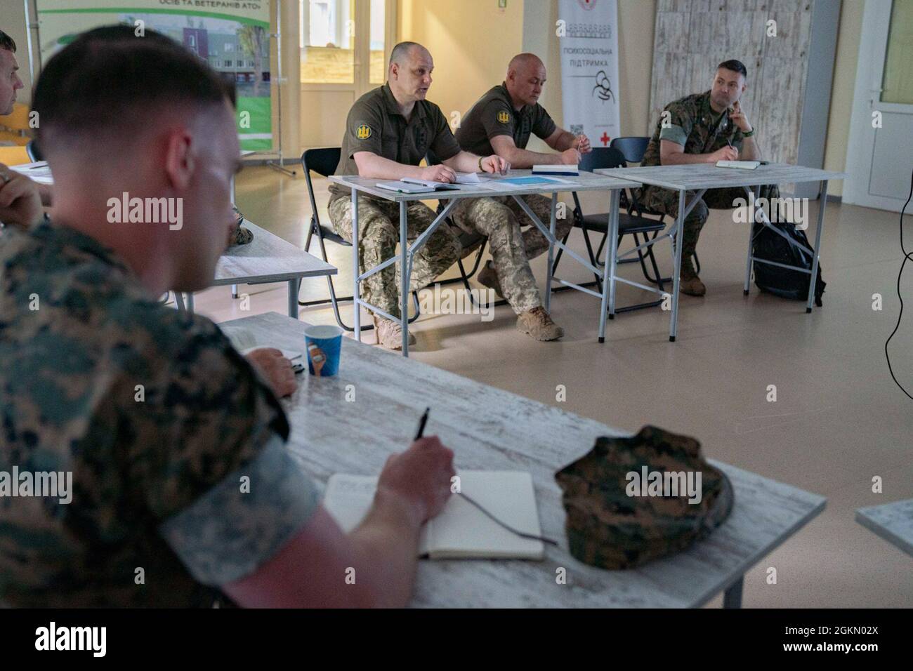 US-Marineinfanteristen treffen sich mit führenden Vertretern der ukrainischen Marine in Mykolayiv, Ukraine, 1. Juni 2021. US-Marineinfanteristen reisten in die Ukraine, um die Zukunft der ukrainischen Seeverkehrsplanung zu diskutieren und die Interoperabilität zwischen den Partnerländern zu verbessern. Stockfoto