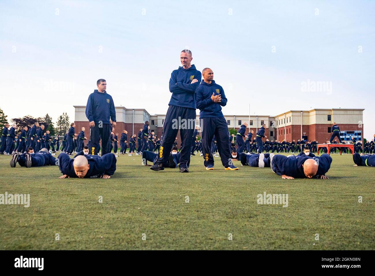 Officer Candidate School (OCS), Klasse 15-21 Studenten, bei Officer Training Command Newport (OTCN), Rhode Island, bereiten sich auf Liegestütze vor, 1. Juni. Die OCS entwickelt Zivilisten und Flottensegler moralisch, geistig und körperlich zu neu beauftragten Offizieren und verleiht ihnen höchste ideale an Ehre, Mut und Engagement, um Absolventen auf den Dienst in der Flotte als Marineoffiziere vorzubereiten. Stockfoto