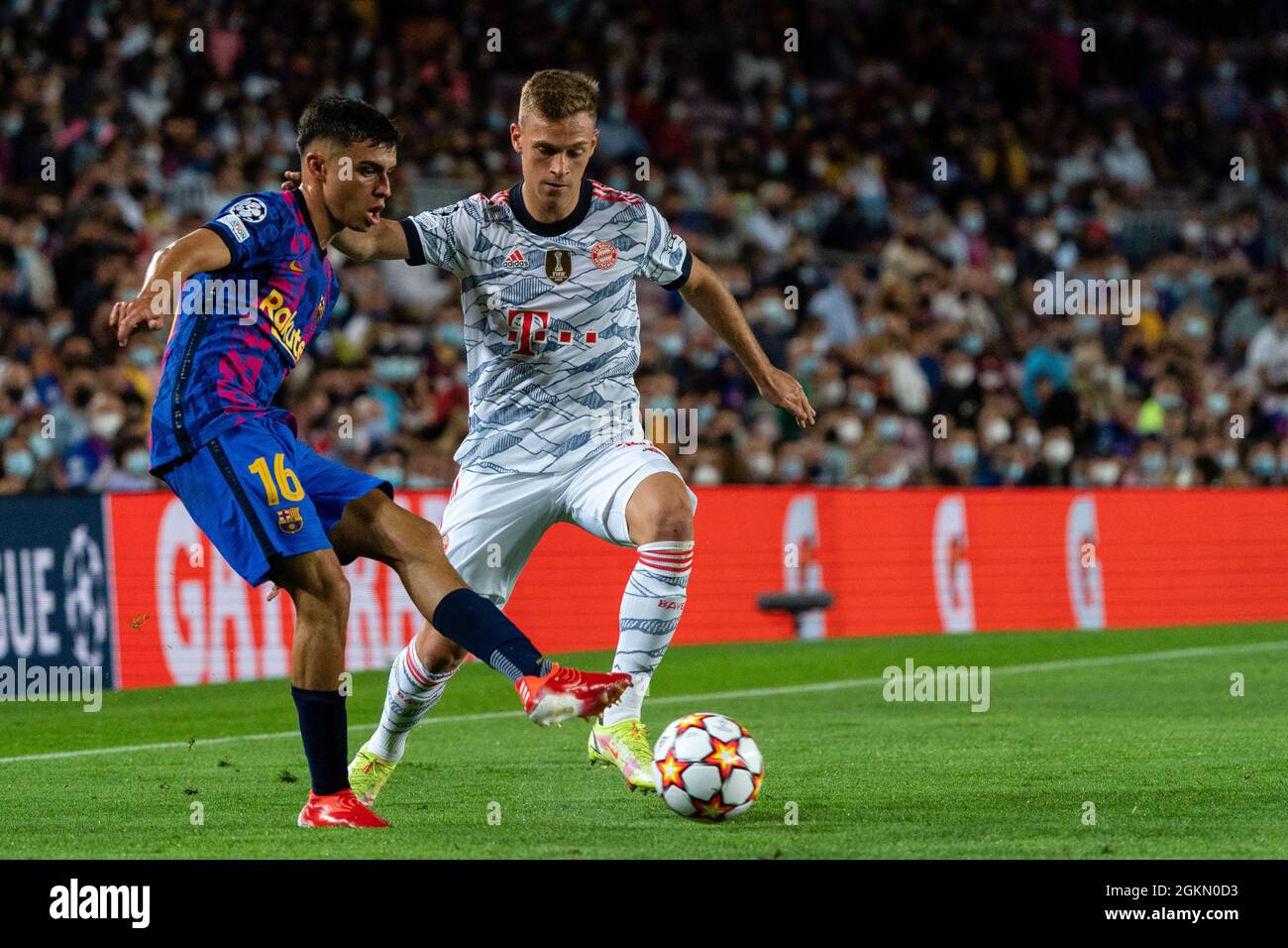 SPANIEN, FUSSBALL, CHAMPIONS LEAGUE, FC BARCELONA GEGEN FC BAYERN MÜNCHEN. FC Bayrcelona (16) Pedri siegt mit (6) Joshua Kimmich beim Champions-League-Gruppenspiel zwischen dem FC Barcelona und dem FC Bayern München am 14. September 2021 im Camp Nou, Barcelona, Spanien. © Joan Gosa 2021 Stockfoto