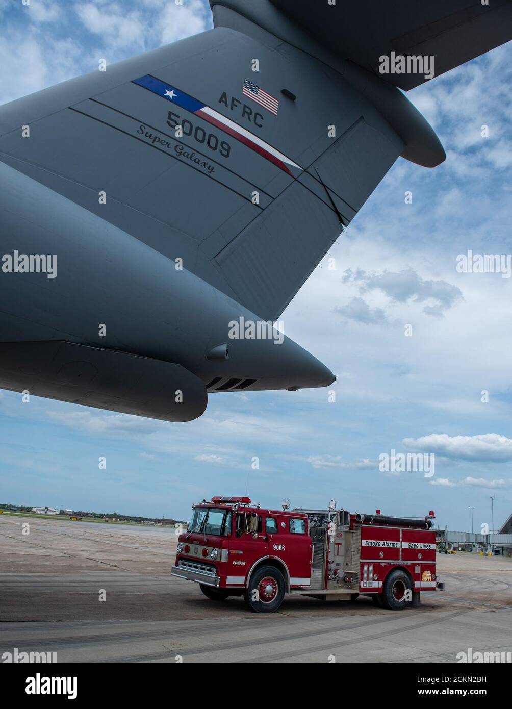 Ein gespendeter Feuerwehrwagen von Global Medic aus Toronto, Kanada, bereitet sich darauf vor, am 2. Juni 2021 von der Joint Base San Antonio-Lackland, Texas, aus einem 433. Luftlift-Flügel C-5 Galaxy auf dem Niagara Falls International Airport, N.Y., zu fahren. Der Feuerwehrwagen und zusätzliche humanitäre Hilfsgüter sind für Nicaragua bestimmt, die im Rahmen des Denton-Programms für humanitäre Hilfe koordiniert werden. Stockfoto