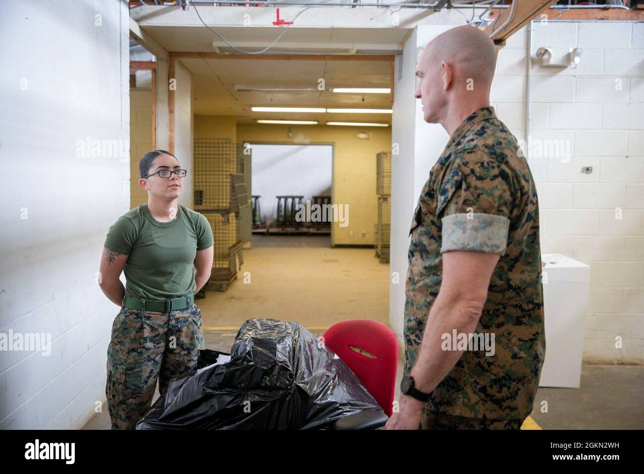 Der 19. Oberfeldwebel des Marine Corps, Sgt. Maj. Troy E. Black, begrüßt eine Supply Marine an der Basic School (TBS), Triangle, VA, 3. Juni 2021. Der Hauptfeldwebel des Marine Corps sprach mit den Marineinfanteristen, die das unterstützende Establishment bei TBS beordeten, und besichtigte ihre Arbeitsbereiche. Die unterstützenden Einheiten stellen sicher, dass die Ausbildung von Marine Corps Officers bei TBS die grundlegenden Fähigkeiten vermittelt, um effektiv als Marine Officer zu führen. Stockfoto