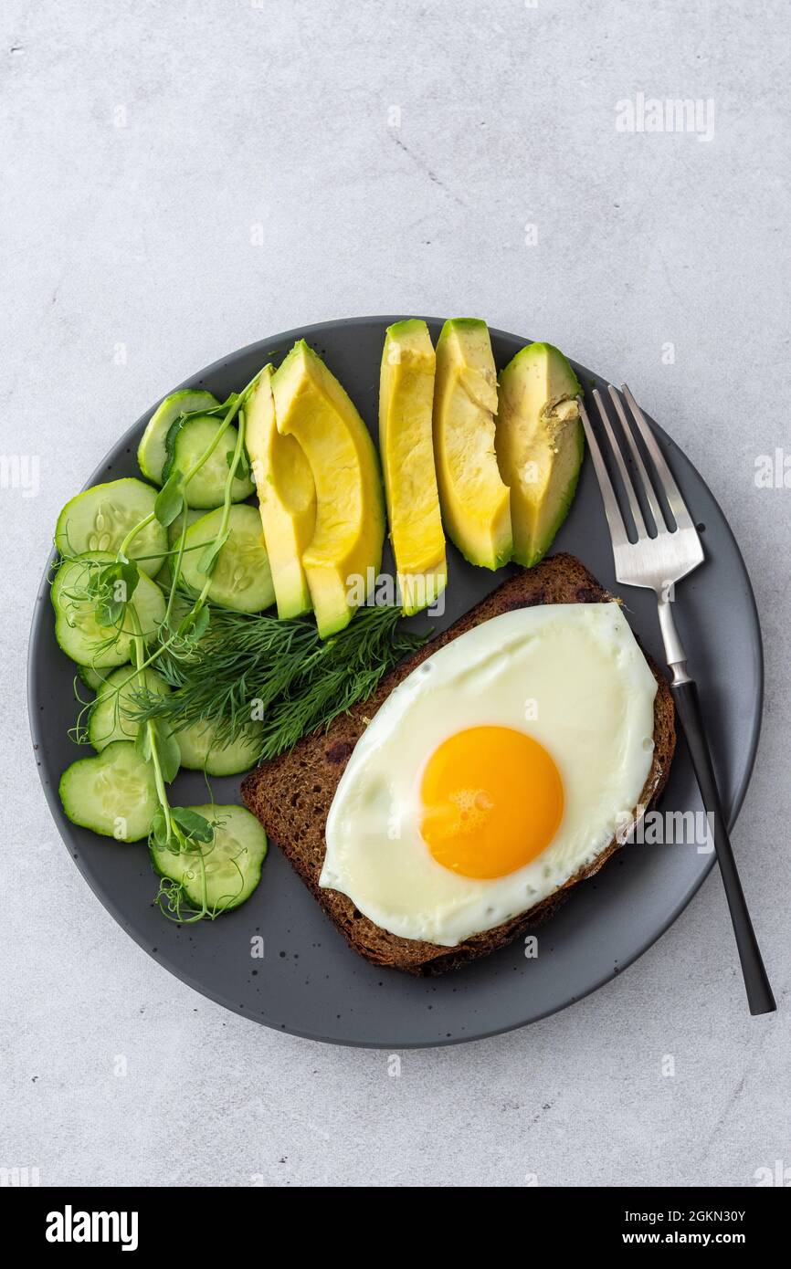 Köstliches Frühstück mit Avocado, frischen Gurken und Mikrokraut aus ...