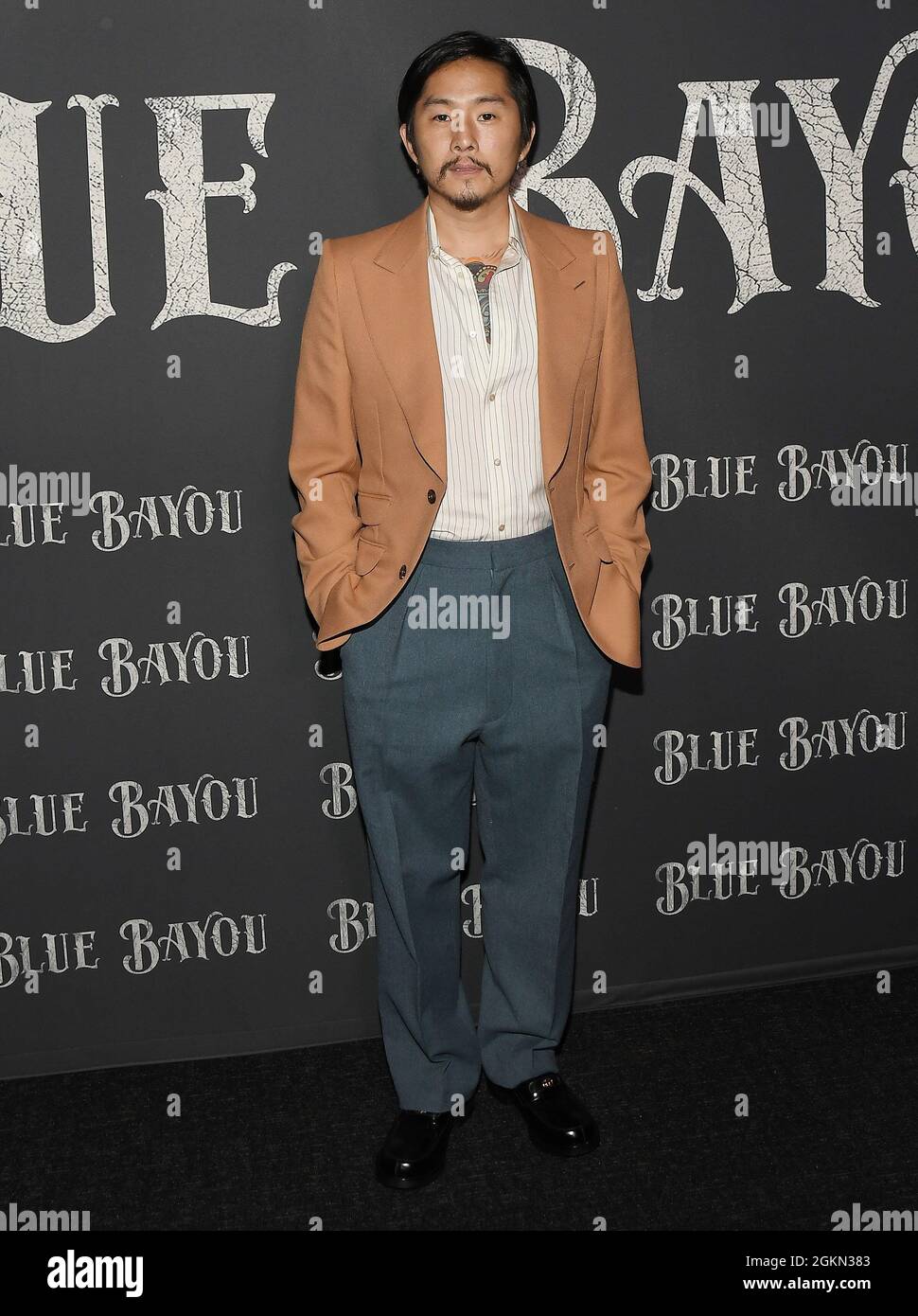 Los Angeles, USA. September 2021. Justin Chon trifft auf die blaue BAYOU Los Angeles Premiere von Focus Features ein, die am Dienstag, dem 14. September 2021, auf der DGA in Los Angeles, CA, stattfand. (Foto: Sthanlee B. Mirador/Sipa USA) Quelle: SIPA USA/Alamy Live News Stockfoto