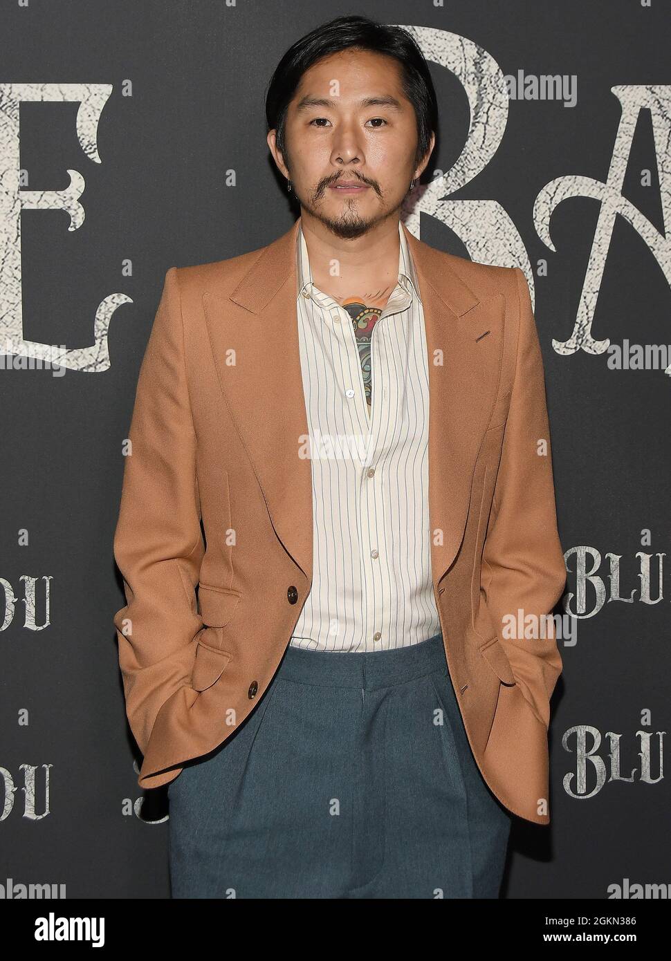 Los Angeles, USA. September 2021. Justin Chon trifft auf die blaue BAYOU Los Angeles Premiere von Focus Features ein, die am Dienstag, dem 14. September 2021, auf der DGA in Los Angeles, CA, stattfand. (Foto: Sthanlee B. Mirador/Sipa USA) Quelle: SIPA USA/Alamy Live News Stockfoto