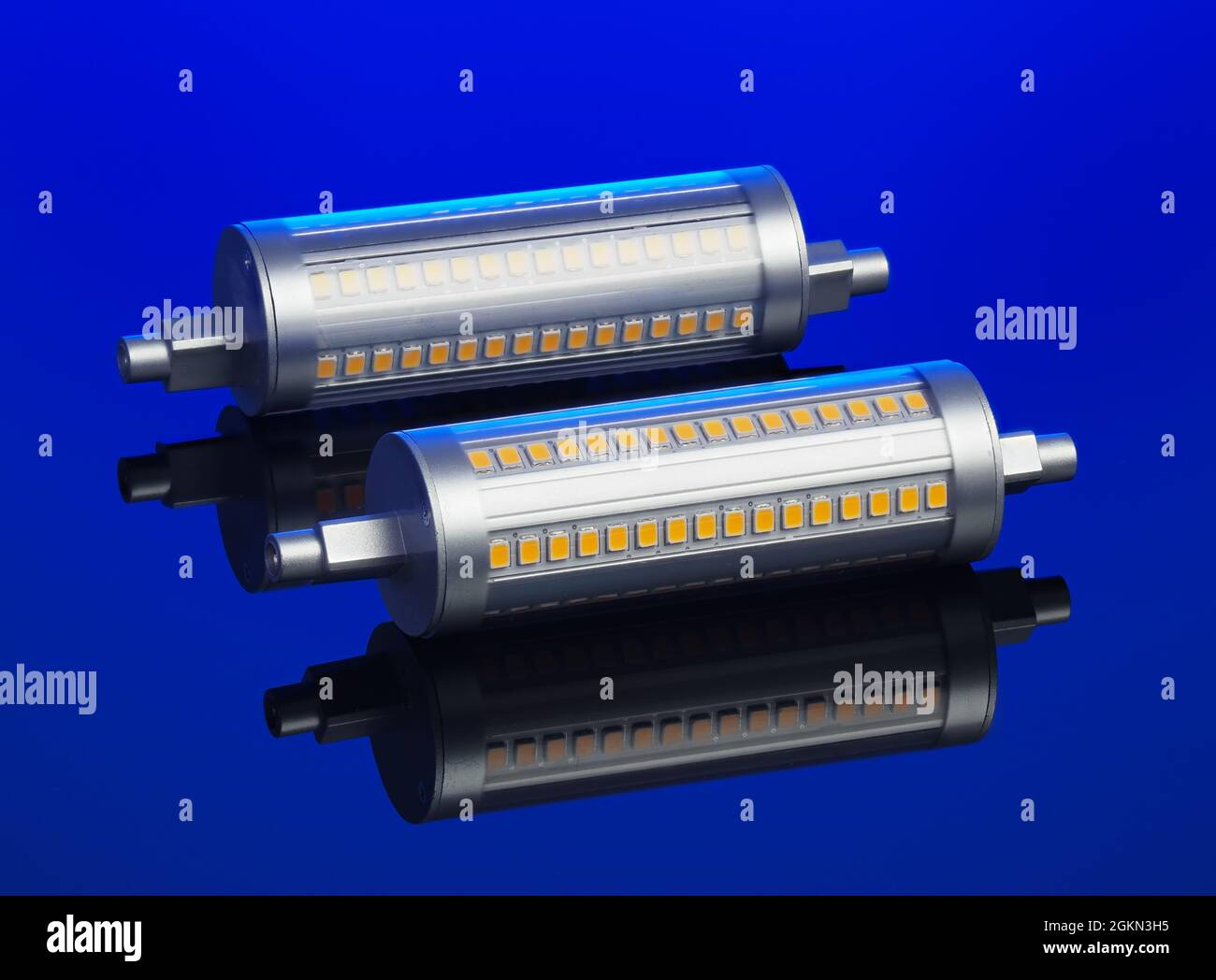 Lineare R7S LED-Lampe, dimmbar, auf blauem Hintergrund Stockfoto