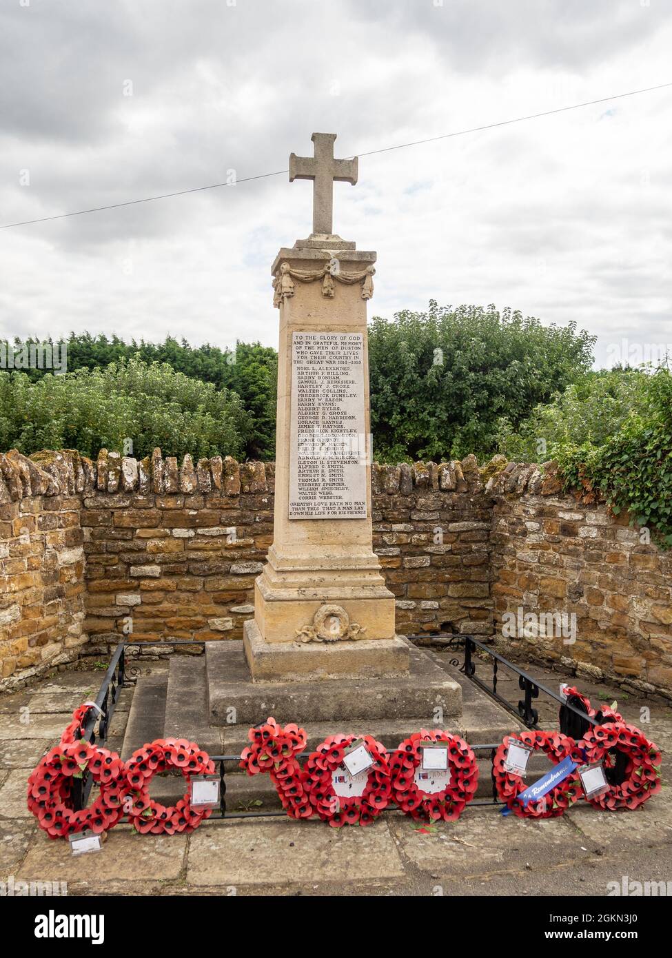 Kriegsdenkmal, mit Mohnkränzen, an die Gefallenen des 1. Weltkrieges, im Dorf Duston, Northampton, Großbritannien Stockfoto
