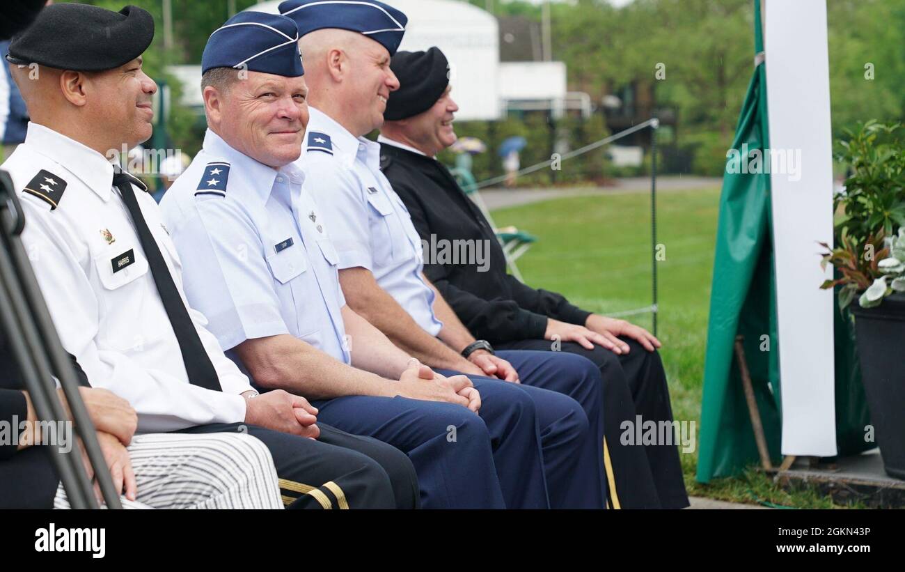 Führungskräfte der Ohio National Guard nehmen an der Ehrenzeremonie des Memorial Tournament am 2. Juni 2021 im Muirfield Village Golf Club in Dublin, Ohio, Teil. Während des Military Appreciation Day beim Memorial Tournament wurden Dienstmitglieder aus allen Niederlassungen während eines Brunchs geehrt und hatten die Gelegenheit, die PGA-Legende Jack Nicklaus, den Gründer des Memorial Tournament, und den 2021 Honoree Nick Price zu treffen. Stockfoto