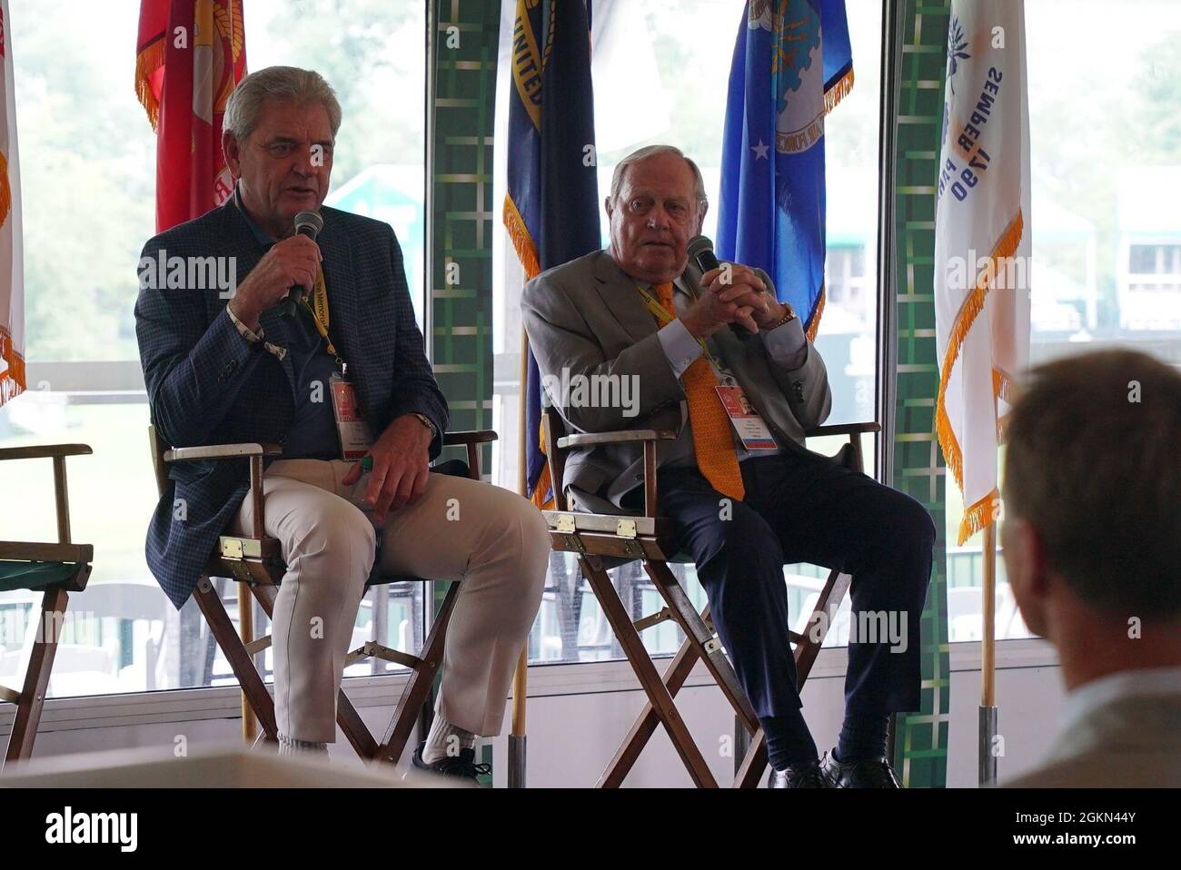Jack Nicklaus, Gründer von PGA-Legende und Memorial Tournament, und Nick Price, ehemaliger Profi-Golfer, sprechen mit den Teilnehmern eines speziellen Brunchs für militärische Würdigung am 2. Juni 2021 im Muirfield Village Golf Club in Dublin, Ohio. Jack Nicklaus gründete das Memorial Tournament im Jahr 1976, um die Erinnerung an Einzelpersonen zu ehren, die sich im Golfspiel ausgezeichnet haben. Der Military Appreciation Day beim Memorial Tournament kehrte 2021 zurück und ehrte die Dienstmitglieder mit einem Brunch, bei dem die Teilnehmer die Gelegenheit hatten, die PGA-Legende Jack Nicklaus, den Gründer des Memorial Tournaments, und den 2021-Ehrengästen Nick PRI zu treffen Stockfoto