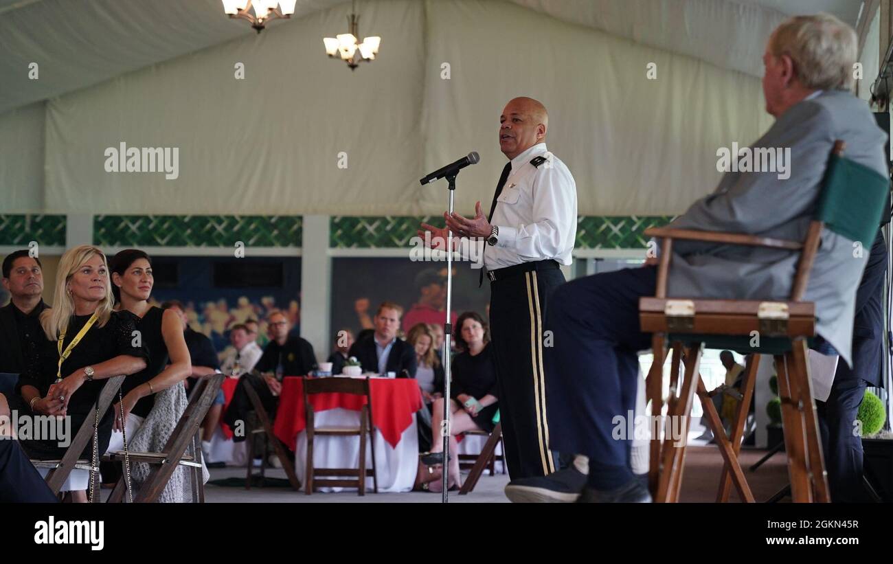 General John C. Harris Jr., Ohio Adjutant General, spricht am 2. Juni 2021 im Muirfield Village Golf Club in Dublin, Ohio, mit den Teilnehmern eines Brunchs zur militärischen Anerkennung. Während des Military Appreciation Day beim Memorial Tournament wurden Dienstmitglieder aller Niederlassungen während des Brunchs geehrt und hatten die Gelegenheit, die PGA-Legende Jack Nicklaus, den Gründer des Memorial Tournaments, das am 3-6. Juni dieses Jahres stattfand, kennenzulernen. Stockfoto