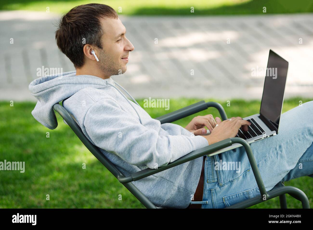 Blogger Mann in Kopfhörer arbeiten am Computer in der Öffentlichkeit, sprechen in Video-Chat oder Live-Stream. Distanzauftrag Stockfoto