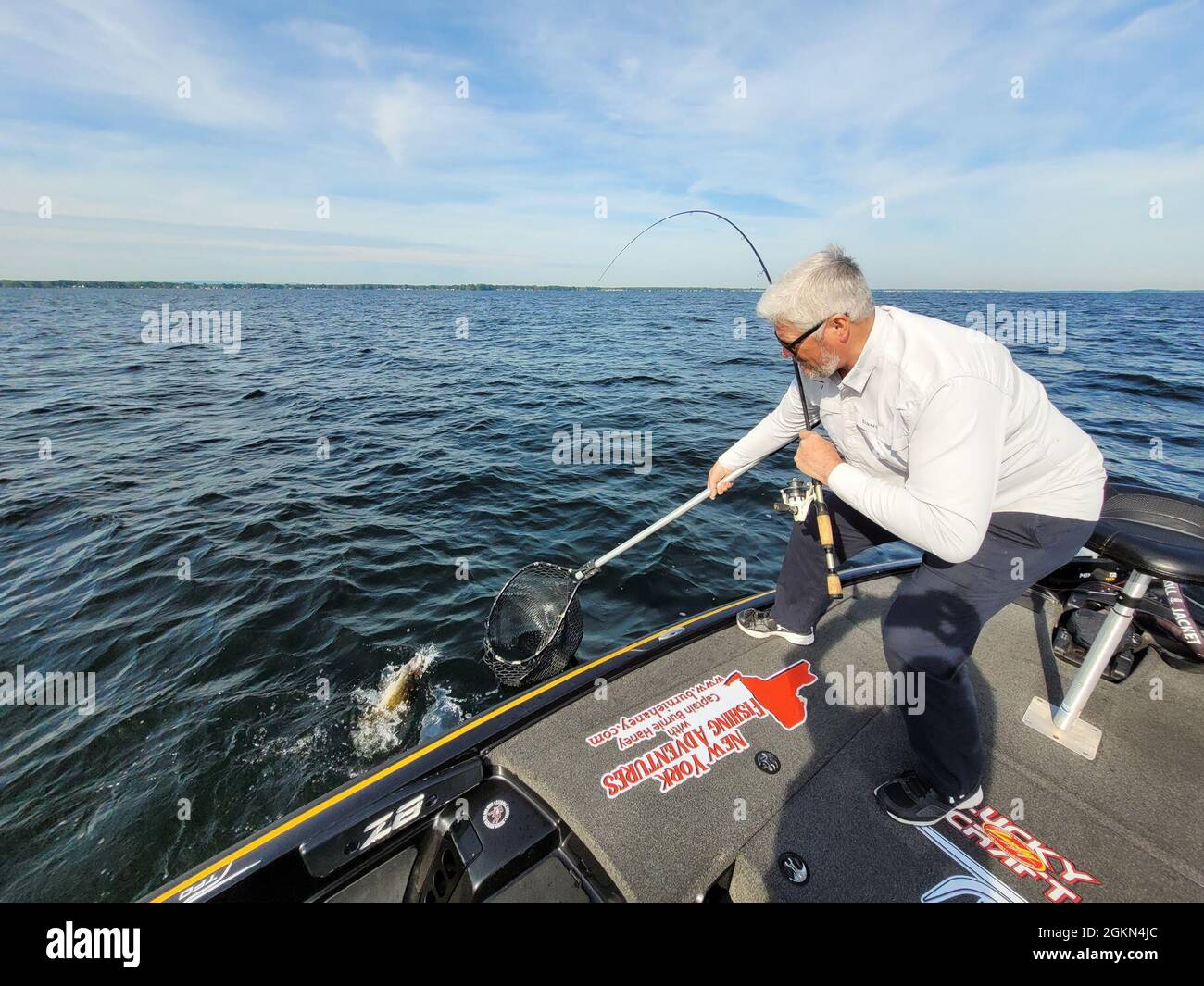 Burnie Haney, ein lokaler Charterkapitän und Rentner der 10. Bergdivision (LI), hat eine lebenslange Leidenschaft für das Angeln, und er kann oft von seinem Boot aus im Lake Oneida angelt werden. Stockfoto