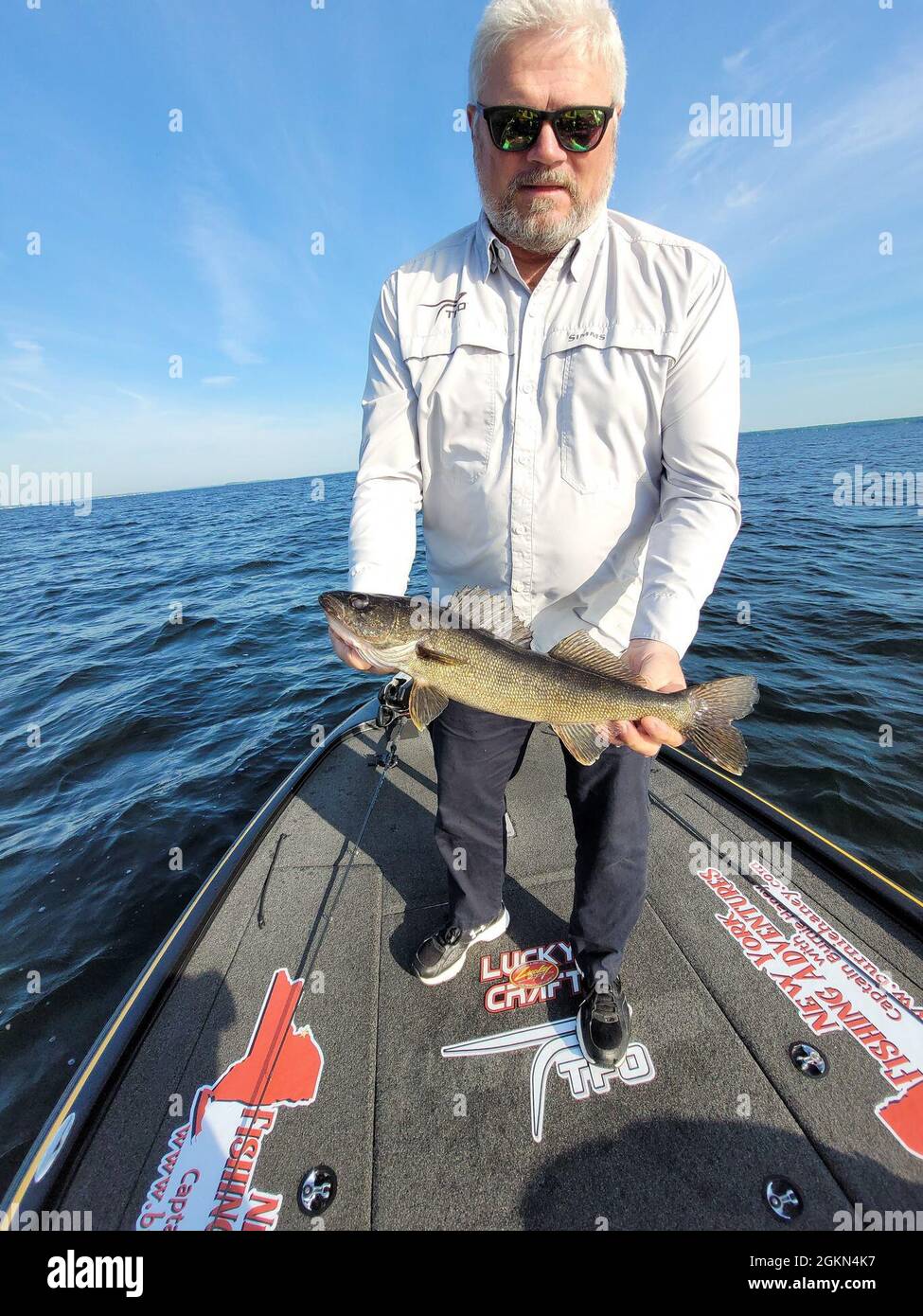 Burnie Haney, ein lokaler Charterkapitän und Rentner der 10. Bergdivision (LI), hat eine lebenslange Leidenschaft für das Angeln, und er kann oft von seinem Boot aus im Lake Oneida angelt werden. Stockfoto