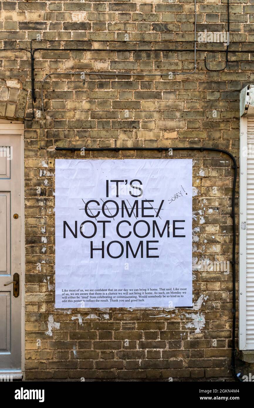 Ein Plakat fordert Passanten auf, es je nach Ergebnis des Fußball-EM 2021-Finales zu aktualisieren. Fußball kam nicht nach Hause. Cambridge, Großbritannien Stockfoto
