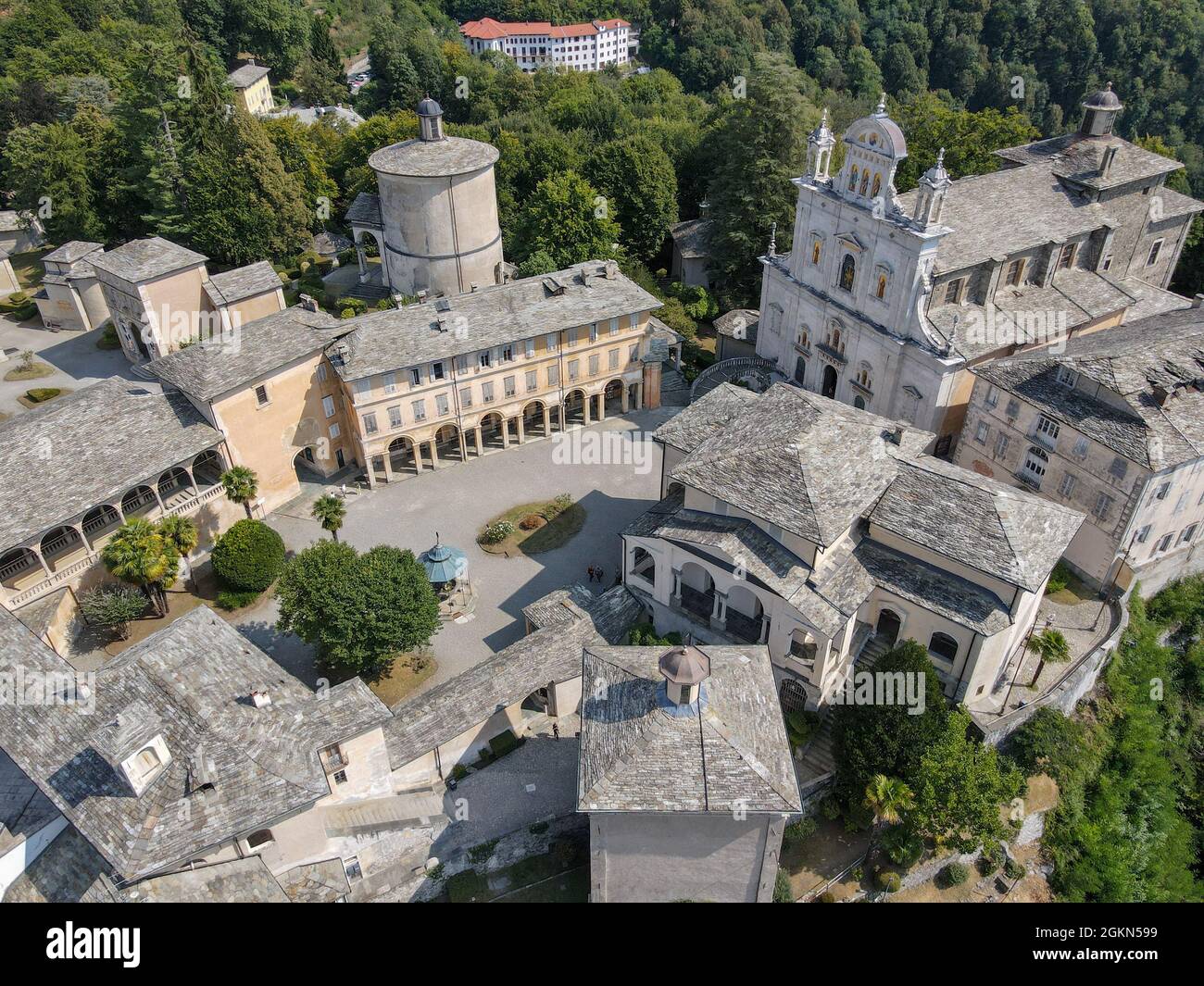 Drohnenansicht auf dem heiligen Berg von Varallo auf Italien Stockfoto