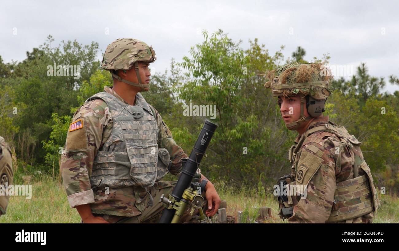 SPC der US-Armee. Bounmie Mong, Left, und PFC. Nick worden, rechts, Mortarmen, der Charlie-Truppe zugewiesen, 1. Staffel, 73. Kavallerieregiment (1-73 Cav), 2. Brigade-Kampfteam, 82. Luftlandedivision warten auf Befehle während einer Mörserübung auf Fort Bragg, North Carolina, 2. Juni 2021. 1-73 Cav führte Live-Mörserbeschuss-Übungen zur Kampfausbildung und Rezertifizierung ihrer Waffensysteme durch. Stockfoto