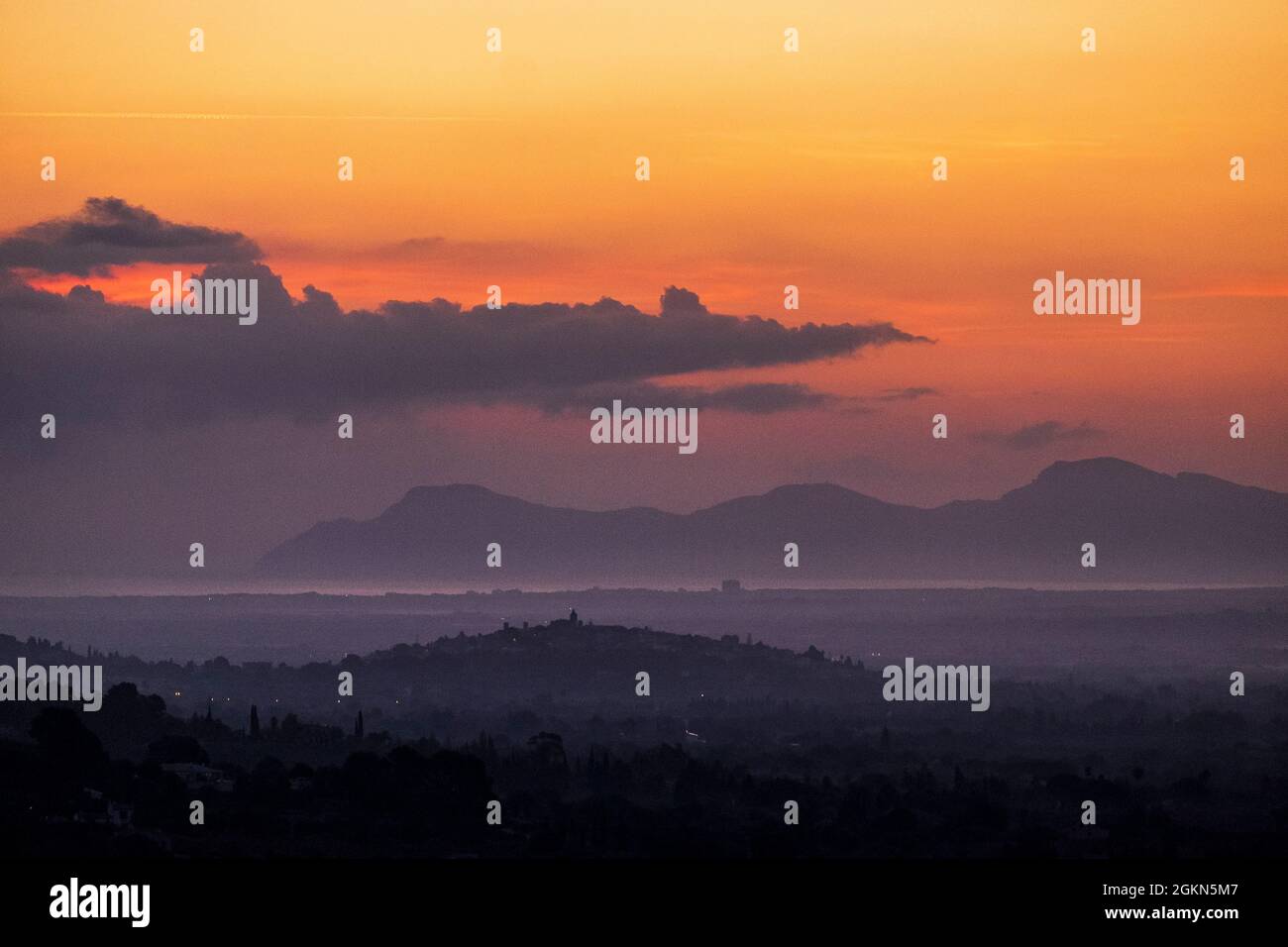 Dramatischer Sonnenaufgang über dem Nordosten Mallorcas, Spanien Stockfoto