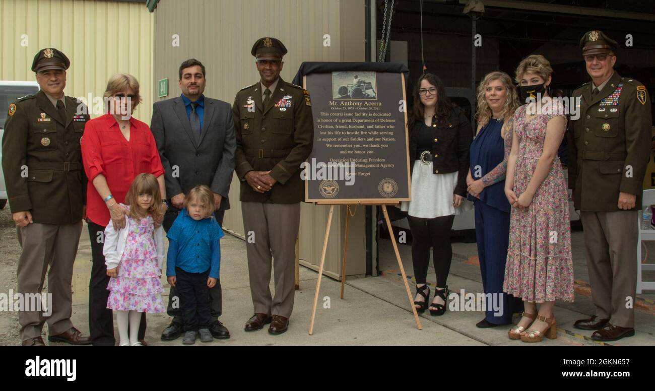 LT. General Gary M. Brito, stellvertretender Stabschef der US-Armee, G-1, LT. General David G. Bassett, Direktor, Defense Contract Management Agency, und Brig. General R. Dale Lyles, Adjutant General, Indiana National Guard, posiert mit der Familie von Anthony A. Acerra um die Replik-Plakette am Ende einer Zeremonie zur Einweihung des Gebäudes zu seinen Ehren im Camp Atterbury, Indiana, 3. Juni 2021. Acerra wurde im Rahmen seines fünften Einsatzes im DCMA Zentralafghan, Camp Phoenix, Kabul, Afghanistan, eingesetzt, als sein Konvoi am 29. Oktober 2011 angegriffen wurde. Stockfoto