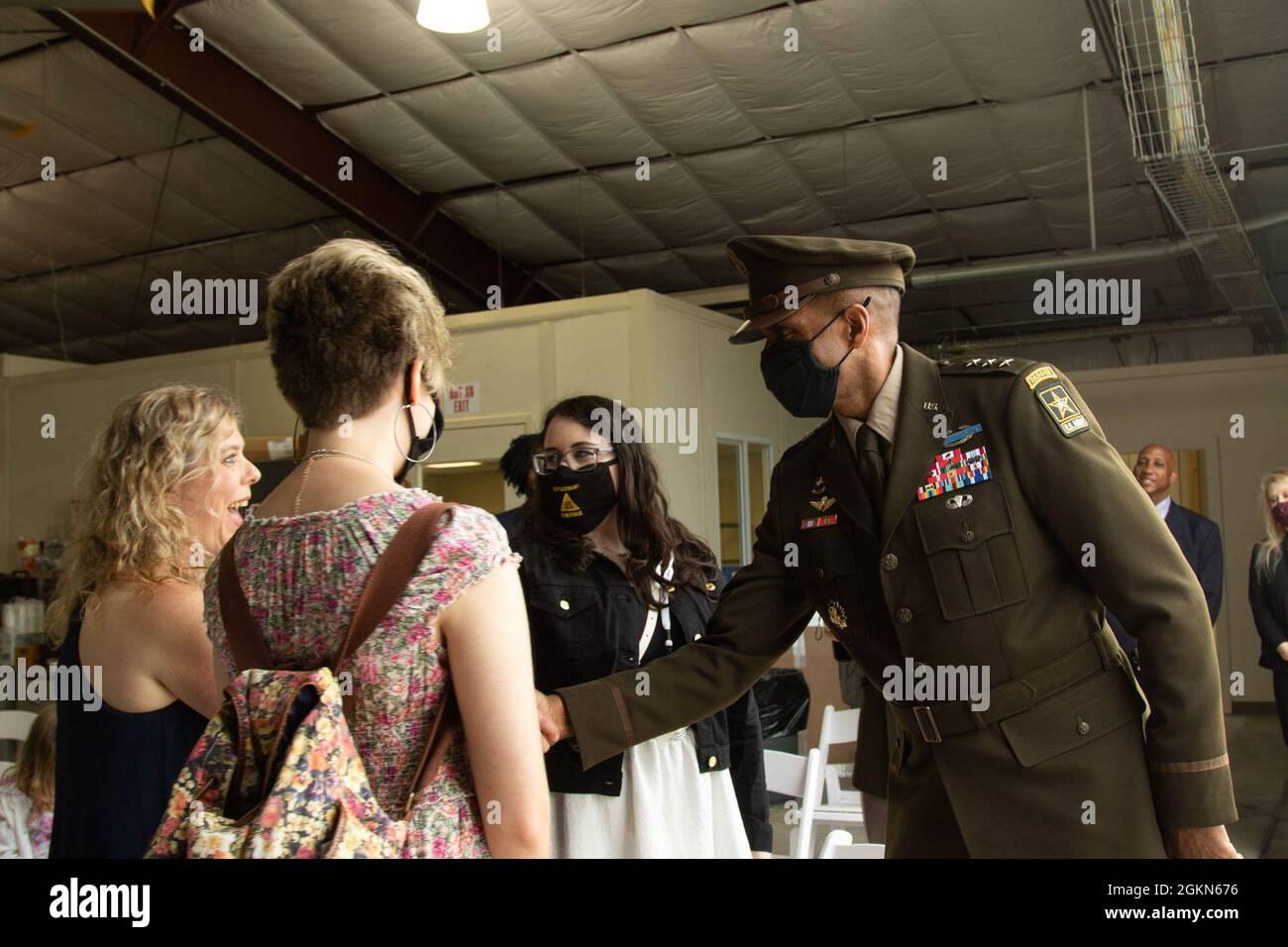 LT. General Gary M. Brito, stellvertretender Stabschef der US-Armee, G-1, spricht am Ende einer Zeremonie zur Einweihung des Gebäudes zu seinen Ehren im Camp Atterbury, Indiana, am 3. Juni 2021 mit der Familie von Anthony A. Acerra. Acerra wurde im Rahmen seines fünften Einsatzes im DCMA Zentralafghan, Camp Phoenix, Kabul, Afghanistan, eingesetzt, als sein Konvoi am 29. Oktober 2011 angegriffen wurde. Stockfoto