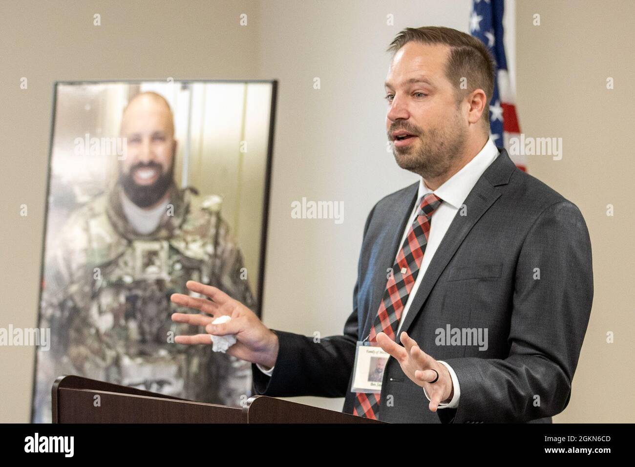 Ben Sauro reflektiert das Leben seines Bruders, Michael G. Sauro, eines ehemaligen Instruktors des Defense Munitions Center für Gefahrstoffe, der während einer Zeremonie zur Einweihung des Gebäudes im Camp Atterbury, Ind., 3. Juni 2021, sein Leben verloren hat, als er als Zivilist zur Unterstützung der Sentinel der Operation Freedom eingesetzt wurde. Sauro war einer von vier Zivilangestellten der Armee, die im Einsatz in ihrem Land ihr Leben verloren und während der Ereignisse des Tages Gebäude auf der Anlage nach ihnen benannt hatten. Stockfoto