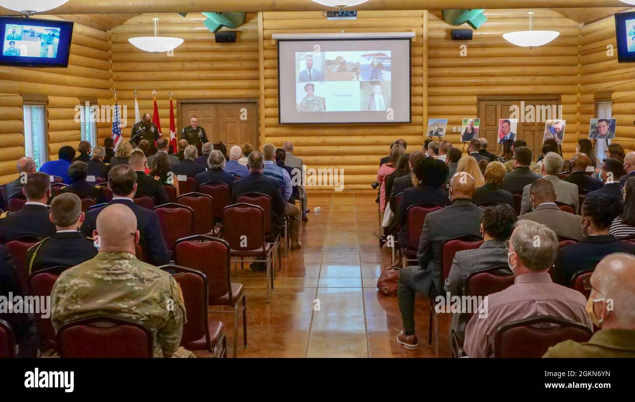 Brig. General Dale Lyles, Adjutant General von Indiana, und Generalleutnant Gary Brito, stellvertretender Stabschef der Armee, sprechen während der Gedenkfeier für fünf im Ausland am 3. Juni 2021 im Lager Atterbury getötete Personen. Mitarbeiter der US Army Expeditionary Civilian Workforce ehrten vier ihrer eigenen, die am Mittwoch, den 3. Juni, um 10 Uhr, bei Zeremonien im Lager der Indiana National Guard in Atterbury durch feindliche Feuer im Irak und in Afghanistan getötet wurden Stockfoto