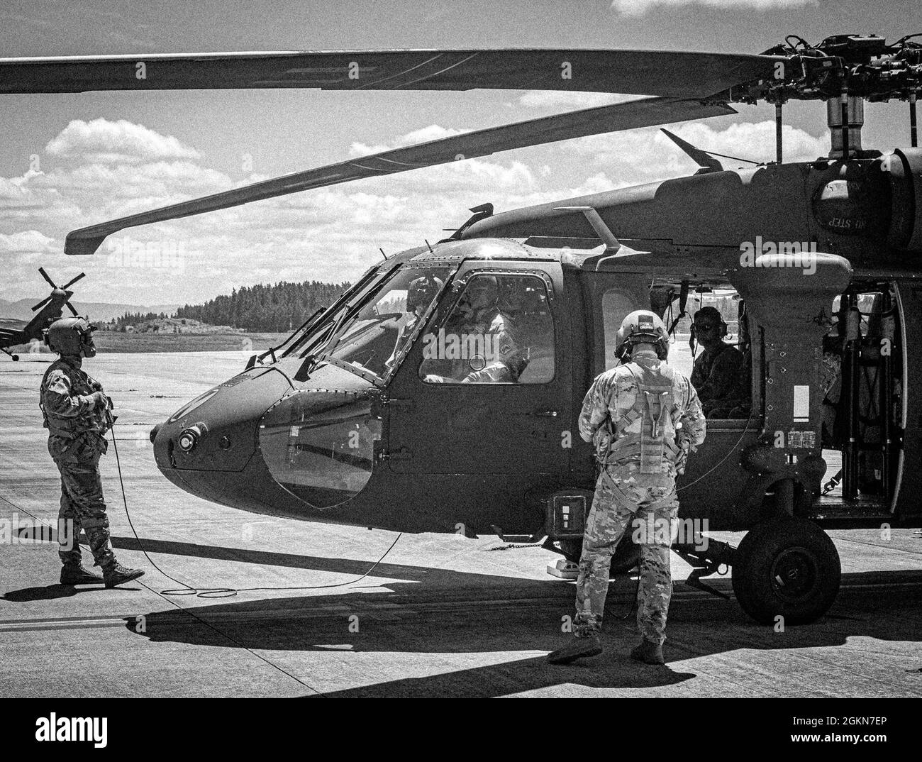 Spc. Hogan McCoy und SPC. Joshua Barajas, UH-60 Blackhawk Helikopterbesatzungsleiter, die dem 2-158 Assault Helicopter Bataillon, der 16. Combat Aviation Brigade, zugewiesen sind, führen am 3. Juni 2021 Vorflugkontrollen an der Joint Base Lewis McChord, Washington, durch. Die Crew-Chefs führen vor, während und nach dem Flugbetrieb Wartung, Sicherheit und Schießerei durch. Stockfoto