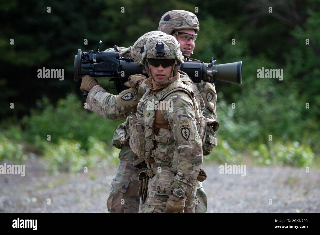 Fallschirmjäger der Armee, die der Blackfoot Company, dem 1. Bataillon, dem 501. Fallschirmjäger-Regiment, dem 4. Infanteriebrigade-Kampfteam (Airborne), der 25. Infanterie-Division, der US-Armee Alaska, zugewiesen sind, warten während des M3-Live-Feuertrainings auf der Joint Base Elmendorf-Richardson, Alaska, 3. Juni 2021. Das MAAWS, auch bekannt als Carl Gustaf, ist ein vom Menschen tragbares, wiederverwendbares, zerschmetterloses 84-mm-Rückstoß-Gewehr, das in der Lage ist, bis zu 700 Meter entfernt Personen und gepanzerte Ziele zu zerstören. Die Fallschirmjäger führten das Live-Feuer-Training durch, um die Stockfoto