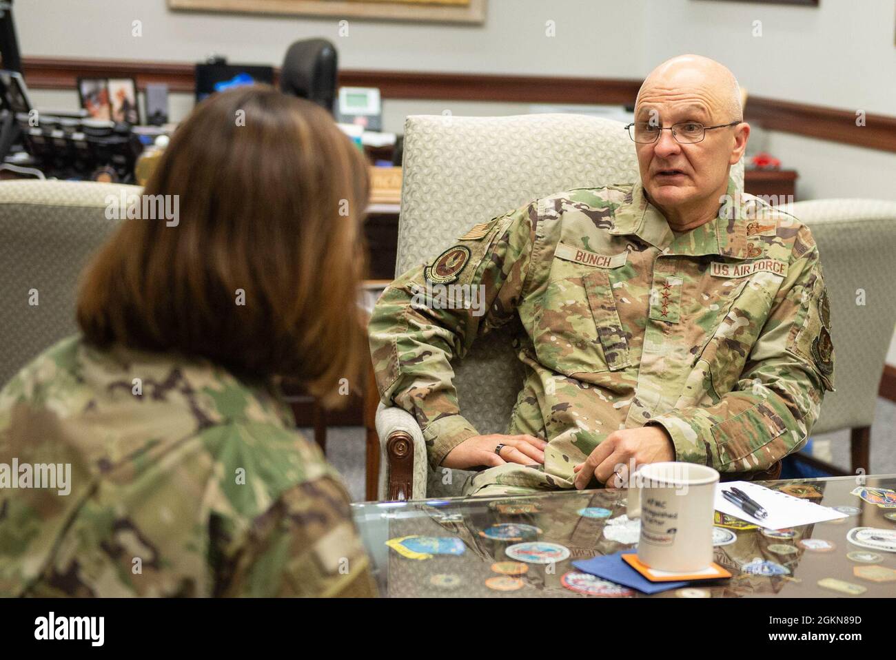 Der US-Luftwaffengeneral Arnold Bunch, Kommandeur des Luftwaffenmaterialkommandos, spricht mit dem Oberfeldwebel der Luftwaffe Joanne S. Bass während eines Büroaufrufs am AFMC-Hauptquartier am 3. Juni 2021. Im Rahmen einer mehrtägigen Tour der Wright-Patterson Air Force Base, Ohio, Bass besuchte mehrere Einheiten im 88. Luftwaffenstützpunkt Wing, AFMC, Air Force Life Cycle Management Center und Air Force Research Laboratory. Stockfoto