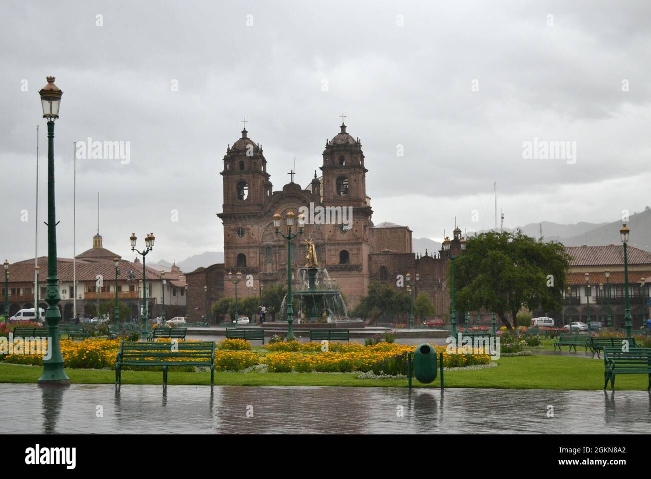 CUSCO, PERU - 03. Nov 2020: Blick auf die Kathedrale und die plaza de armas in peru an einem regnerischen Tag Stockfoto