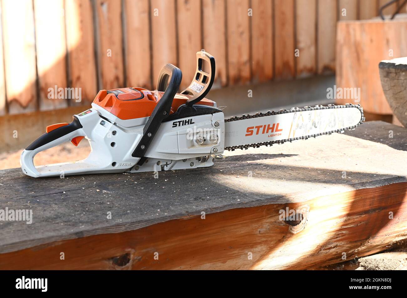 Waiblingen, Deutschland. September 2021. Im Hauptwerk des Kettensägenherstellers Stihl befindet sich eine Kettensäge MSA 300, eine neu entwickelte Batteriesäge für den professionellen Einsatz. Stihl präsentiert seine Jahresbilanz am 15.09.2021 und gibt neue Entwicklungen bekannt. Quelle: Bernd Weißbrod/dpa/Alamy Live News Stockfoto