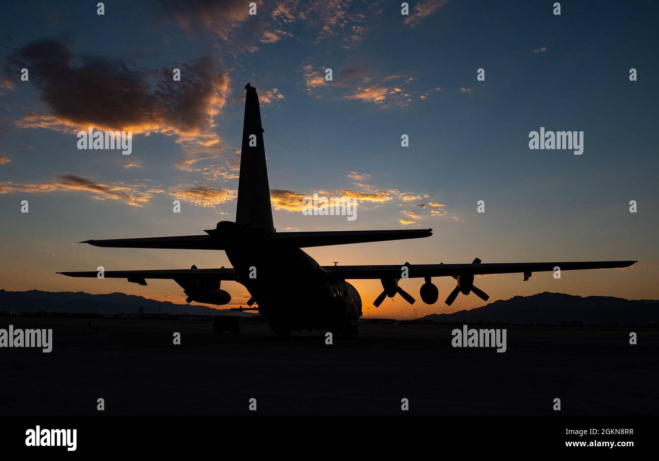 Ein AC-130W Stinger II-Kanonenschiff, das dem 14. Waffenteam, Hurlburt Field Air Force Base Florida, zugewiesen wurde, sitzt auf der Rampe bei Sonnenuntergang während einer Übung zur Integration der U.S. Air Force Weapons School auf der Nellis AFB, Nevada, am 3. Juni 2021. Die Hauptmissionen des AC-130 sind die Nahunterstützung, das Verbot der Luft und die bewaffnete Aufklärung. Stockfoto