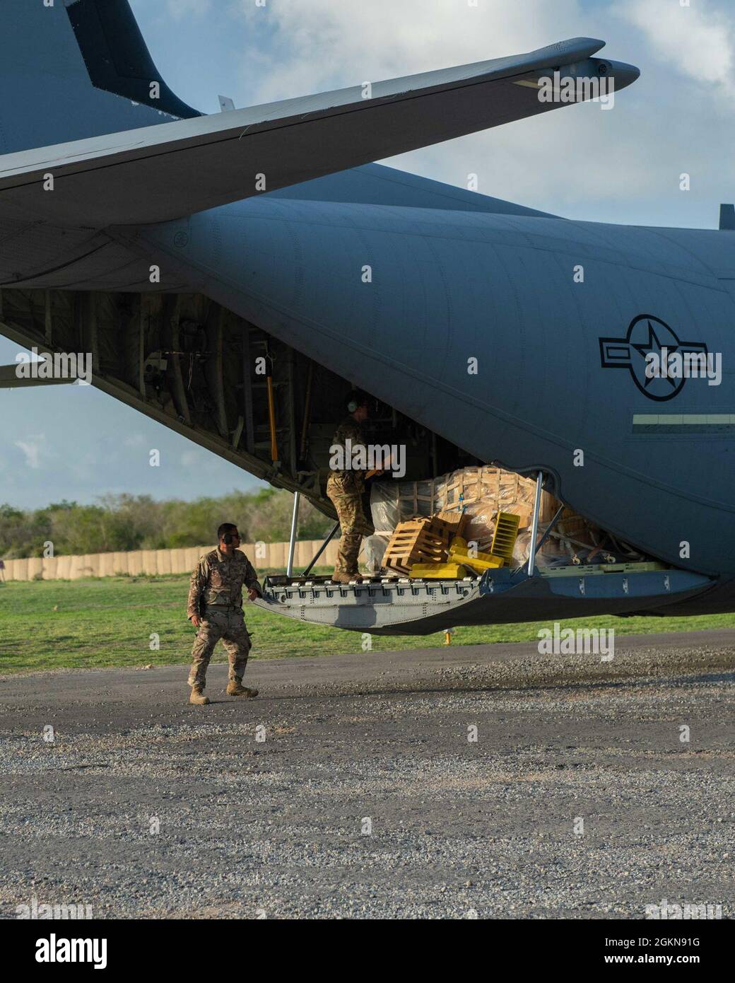 US Air Force Tech. Sgt. Joshua Greenbaum, ein Lufttransportspezialist, der dem Airfield Operations Bataillon (AOB) 2-111 zur Unterstützung der Combined Joint Task Force - Horn of Africa (CJTF-HOA) zugewiesen wurde, bereitet die Entladung von Fracht aus einem C-130 Hercules-Flugzeug in Manda Bay, Kenia, vor, 3. Juni 2021. Die 2-111 AOB hat fleißig daran gearbeitet, einen sicheren Flugplatzbetrieb auf dem Manda Bay Airstrip zu etablieren. Stockfoto