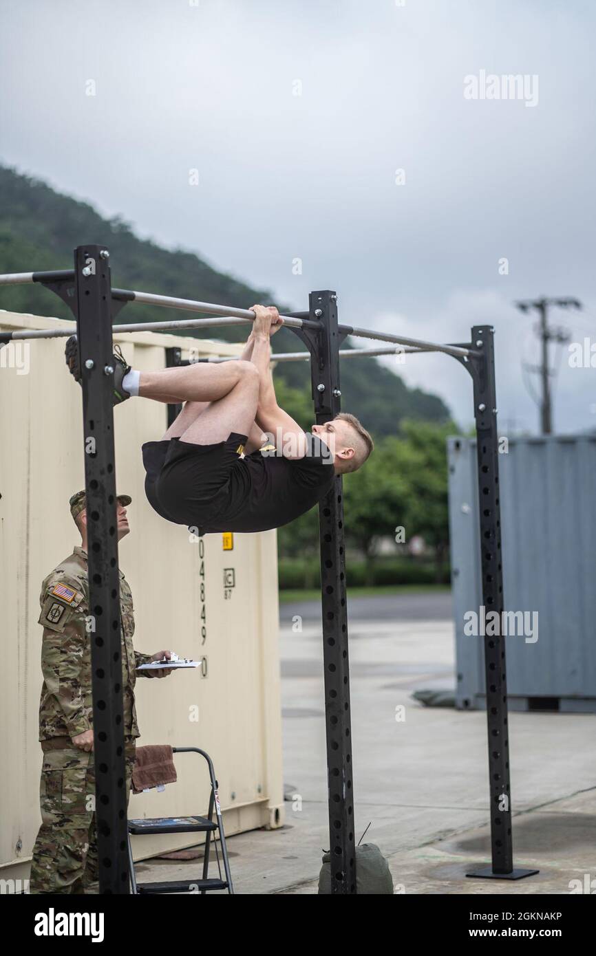 Sgt. Steven Levesque, ein Multichannel Transmission Systems Operator-Maintainer, der der 8. Armee der 1. Theater Tactical Signal Brigade zugewiesen wurde, präformt die Leg Tuck Übung für den Army Combat Fitness Test während des United States Army Pacific Best Warrior Competition 2021 im Camp Casey, Südkorea, am 4. Juni 2021. Der USARPAC BWC 2021 ist ein einwöchiger Wettbewerb, der sich jährlich aus Wettbewerbern aus mehreren USARPAC-Einheiten zusammensetzt. In diesem Jahr wird der Wettbewerb aufgrund von COVID-19 im gesamten Indo-Pazifik-Raum stattfinden, wobei Teilnehmer physische Veranstaltungen an ihrer Heimatstation durchführen und an einem teilnehmen Stockfoto