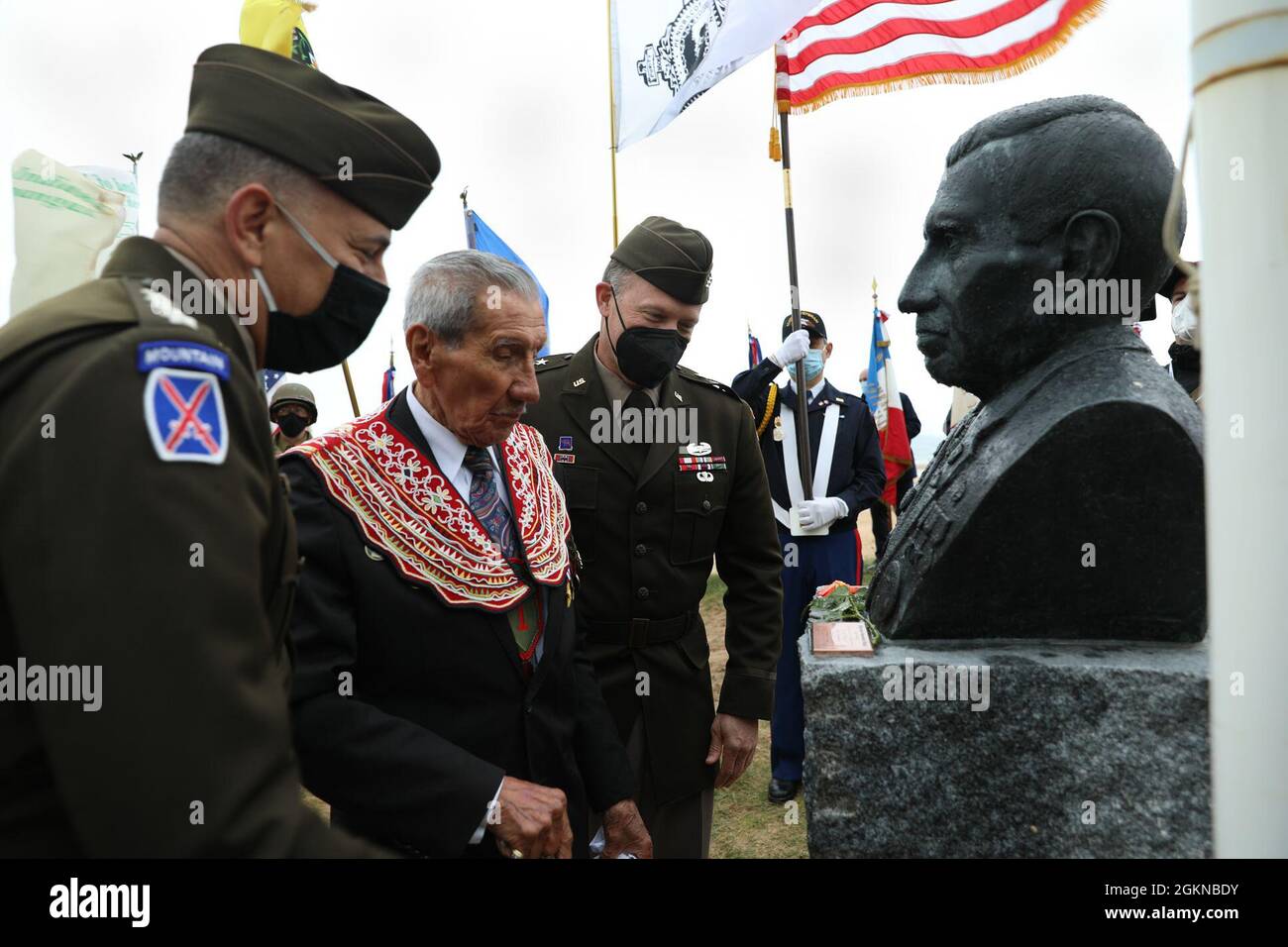 US-Armeegeneral Stephen Townshed, links, Indianerveteran Charles Shay, US Army LT. General John Kolasheski liest die Gedenktafel auf der Statue, die anlässlich der Charles Shay Zeremonie am 4. Juni 2021 im Charles Shay Indian Memorial in der Nähe des Omaha Beach in Saint Laurent sur mer geschaffen wurde, Frankreich. Das Indianerdenkmal Charles Shay ist ein kleines Denkmal zu Ehren der indianischen Truppen, die vor 77 Jahren an der Invasion der Normandie am D-Day teilgenommen haben. Stockfoto