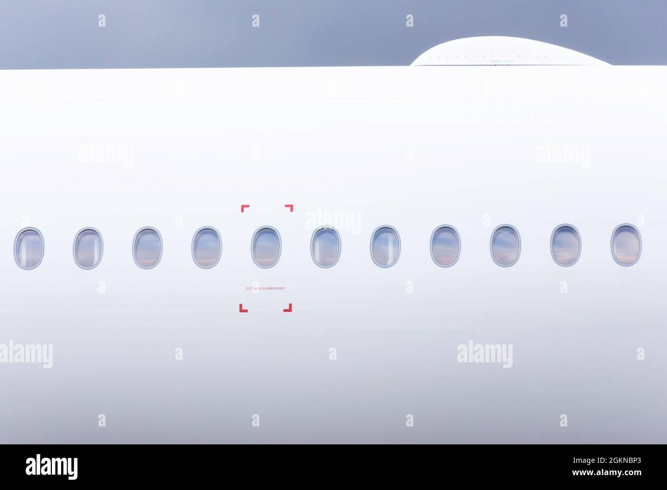 Flugzeugrumpf mit Bullaugen und Satelliten-Internet-Modul auf dem Dach wi-Fi Stockfoto