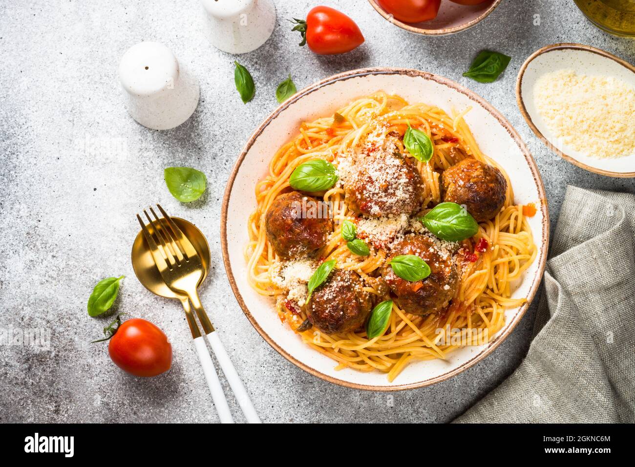 Pasta mit Fleischbällchen in Tomatensauce Draufsicht. Stockfoto